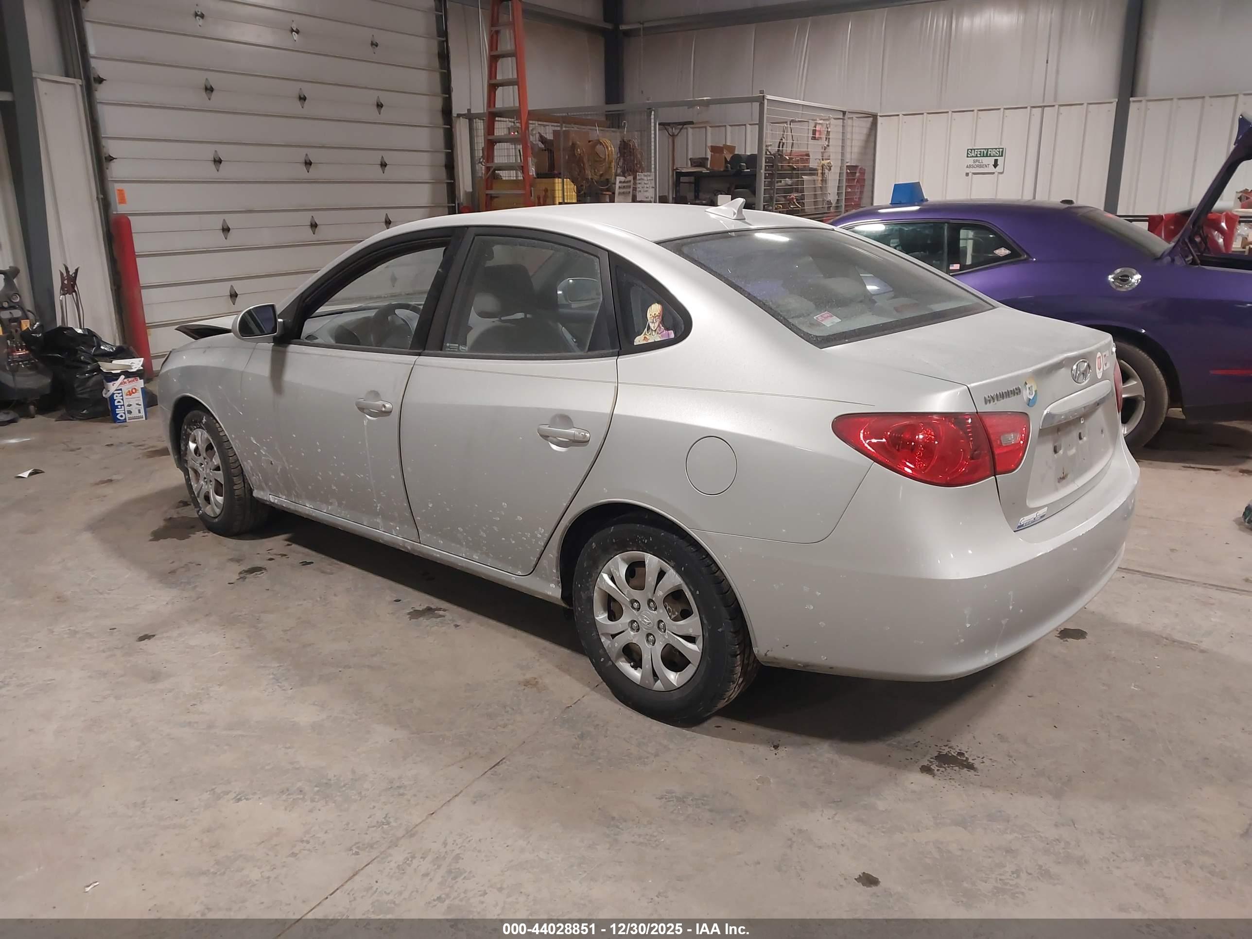 HYUNDAI ELANTRA image 3