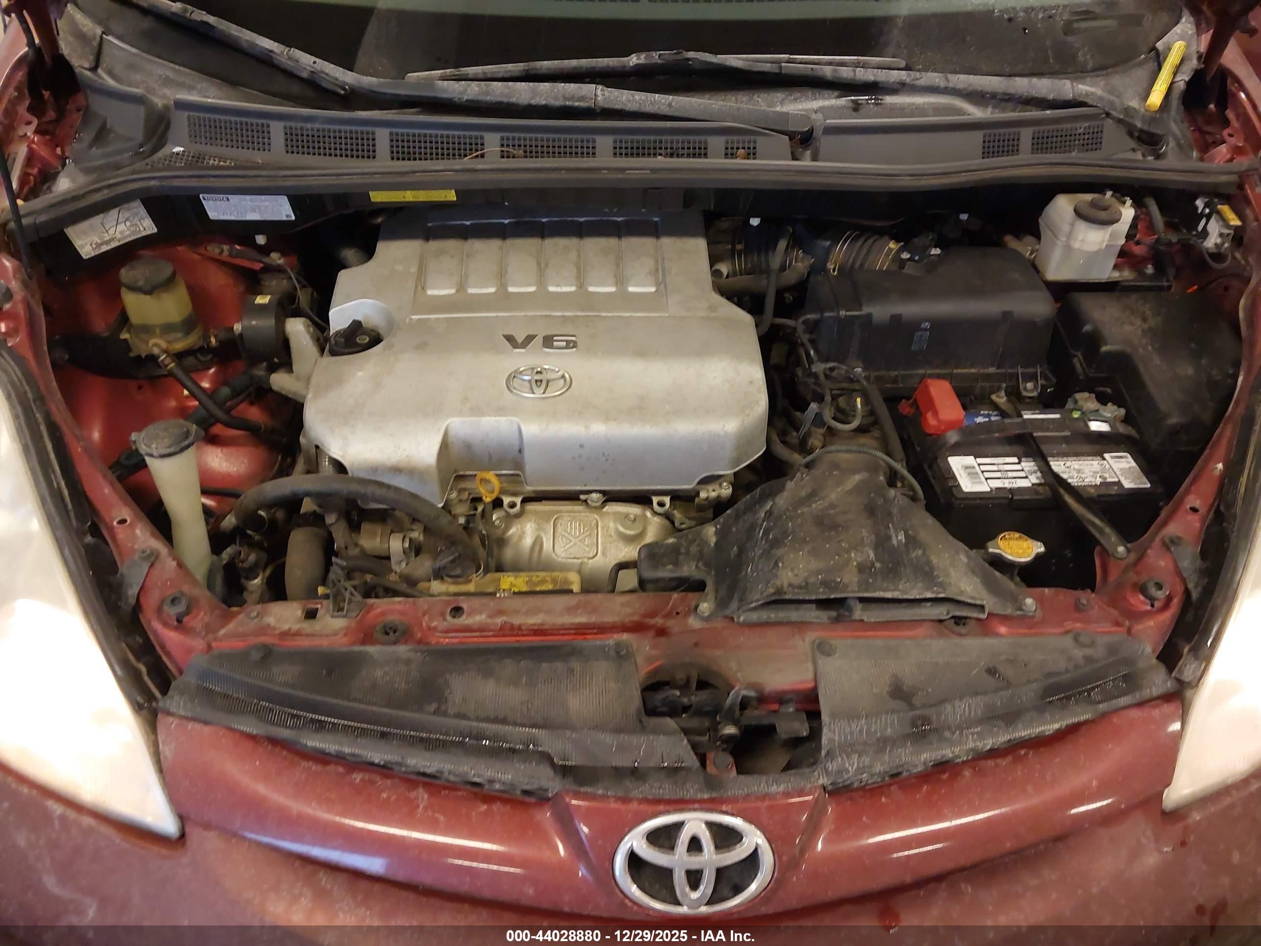 TOYOTA SIENNA image 10