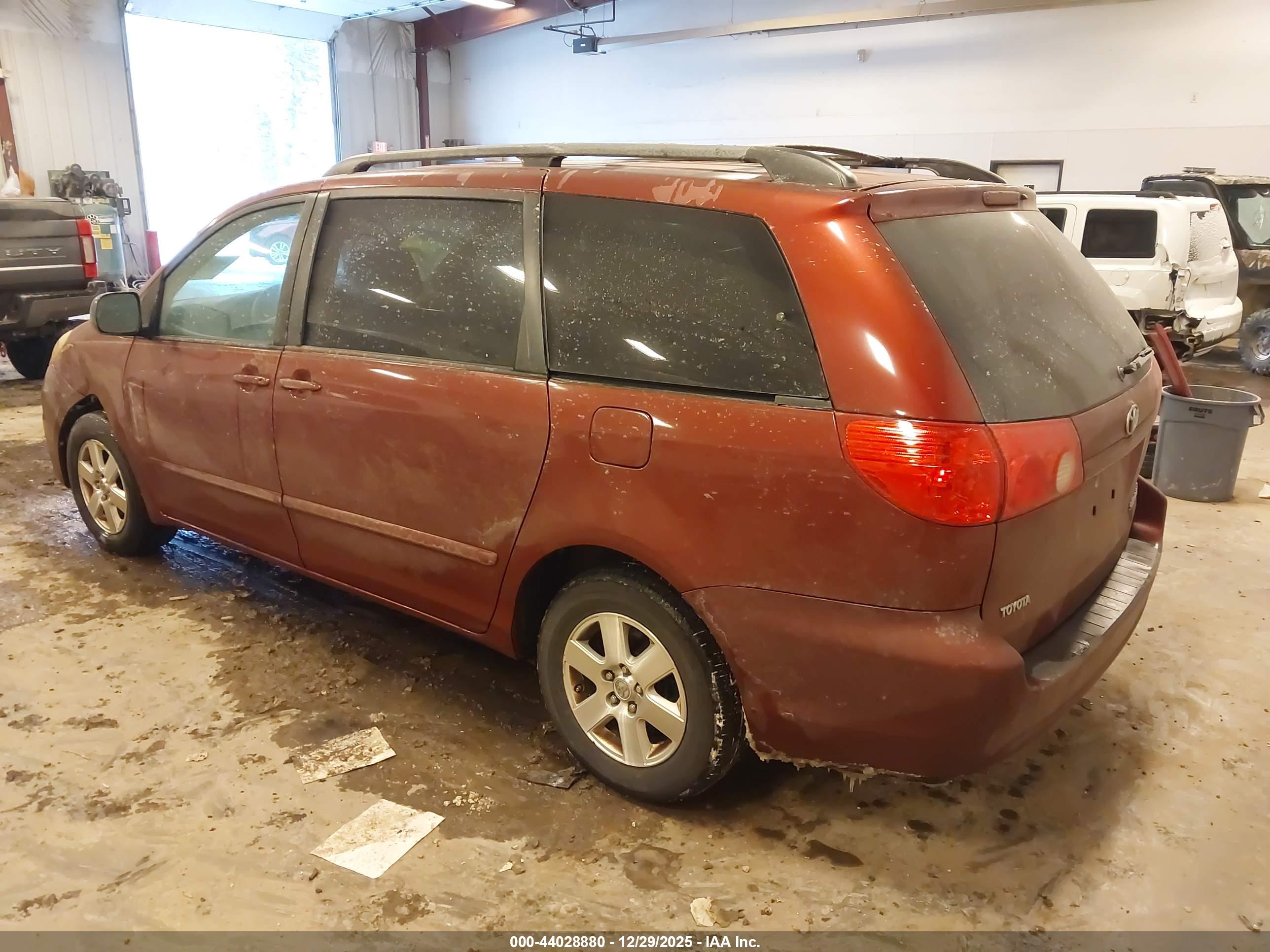 TOYOTA SIENNA image 3