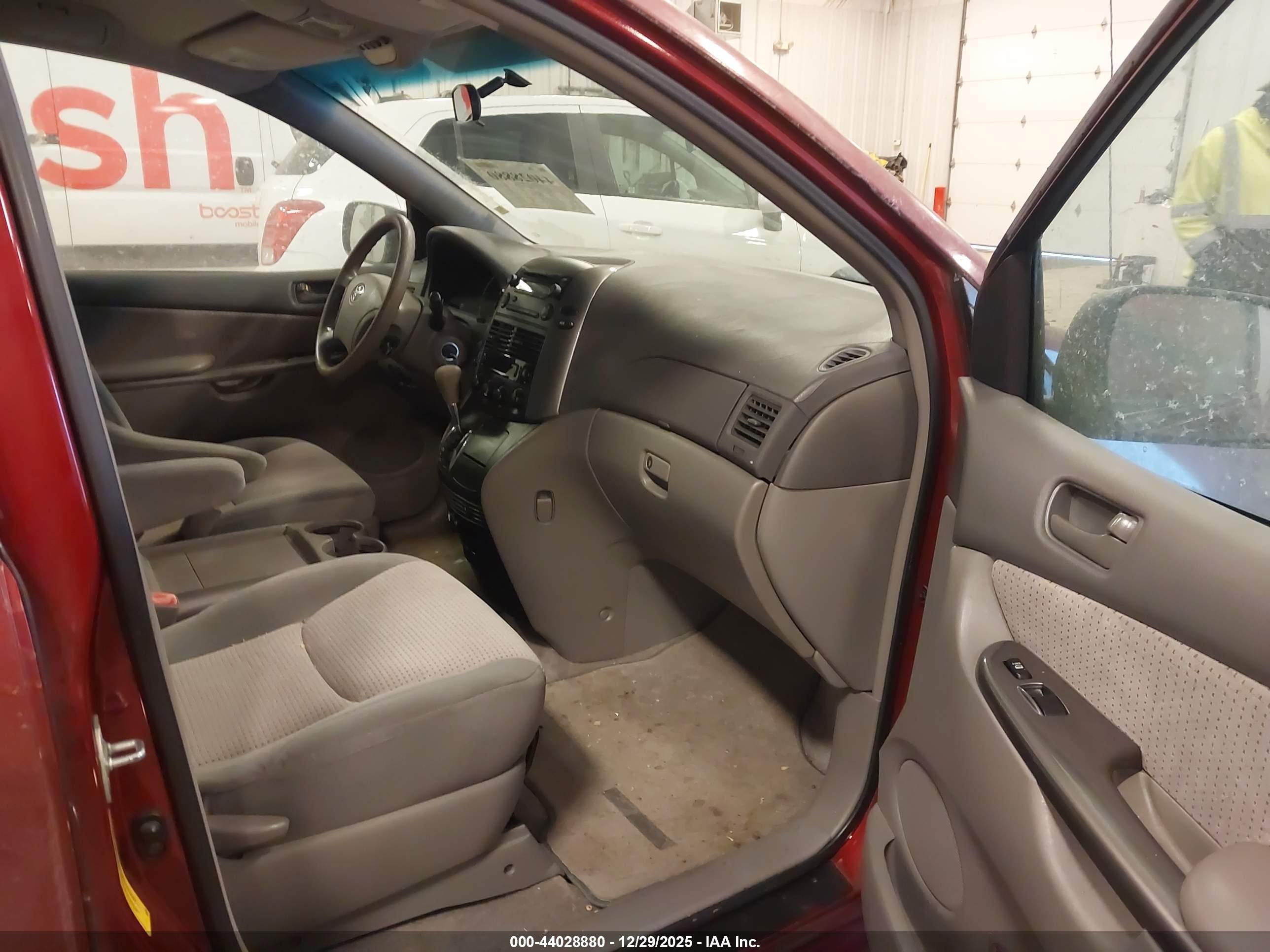 TOYOTA SIENNA image 5