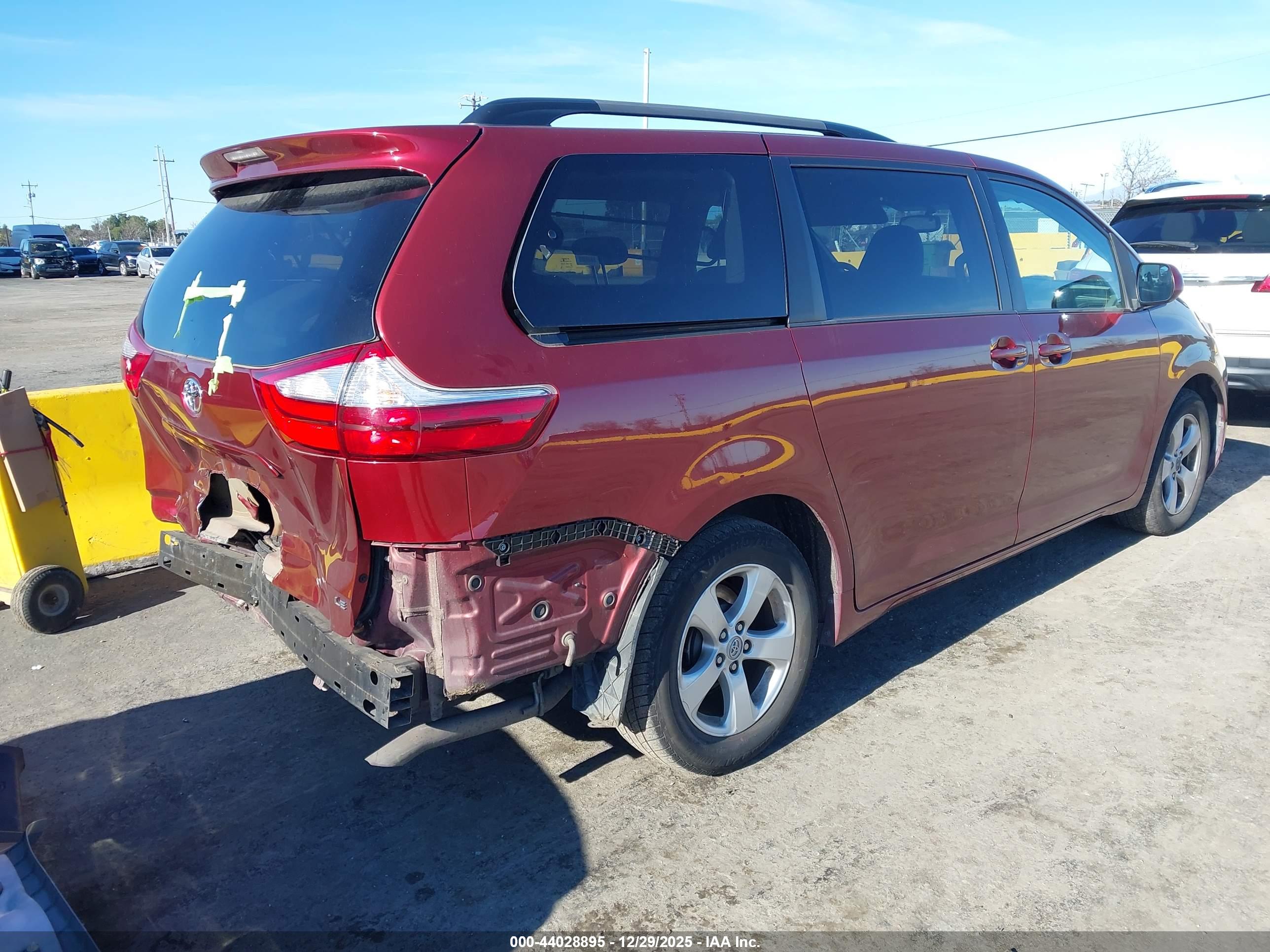 TOYOTA SIENNA image 4