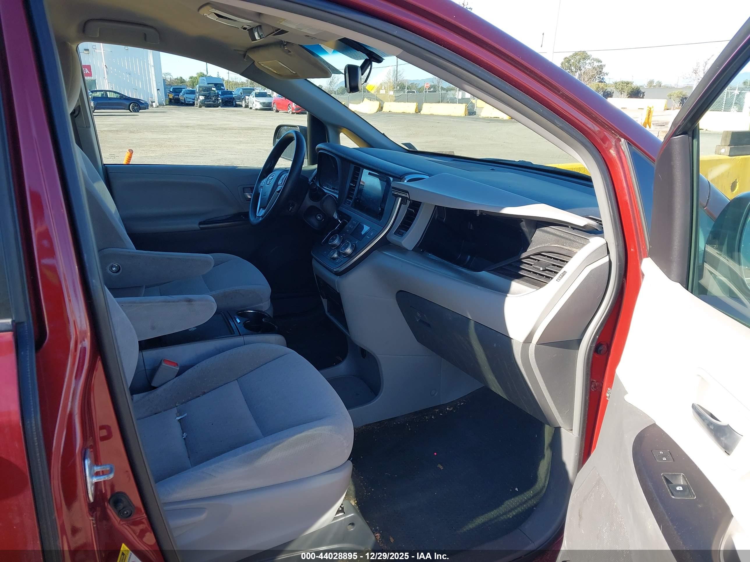 TOYOTA SIENNA image 5