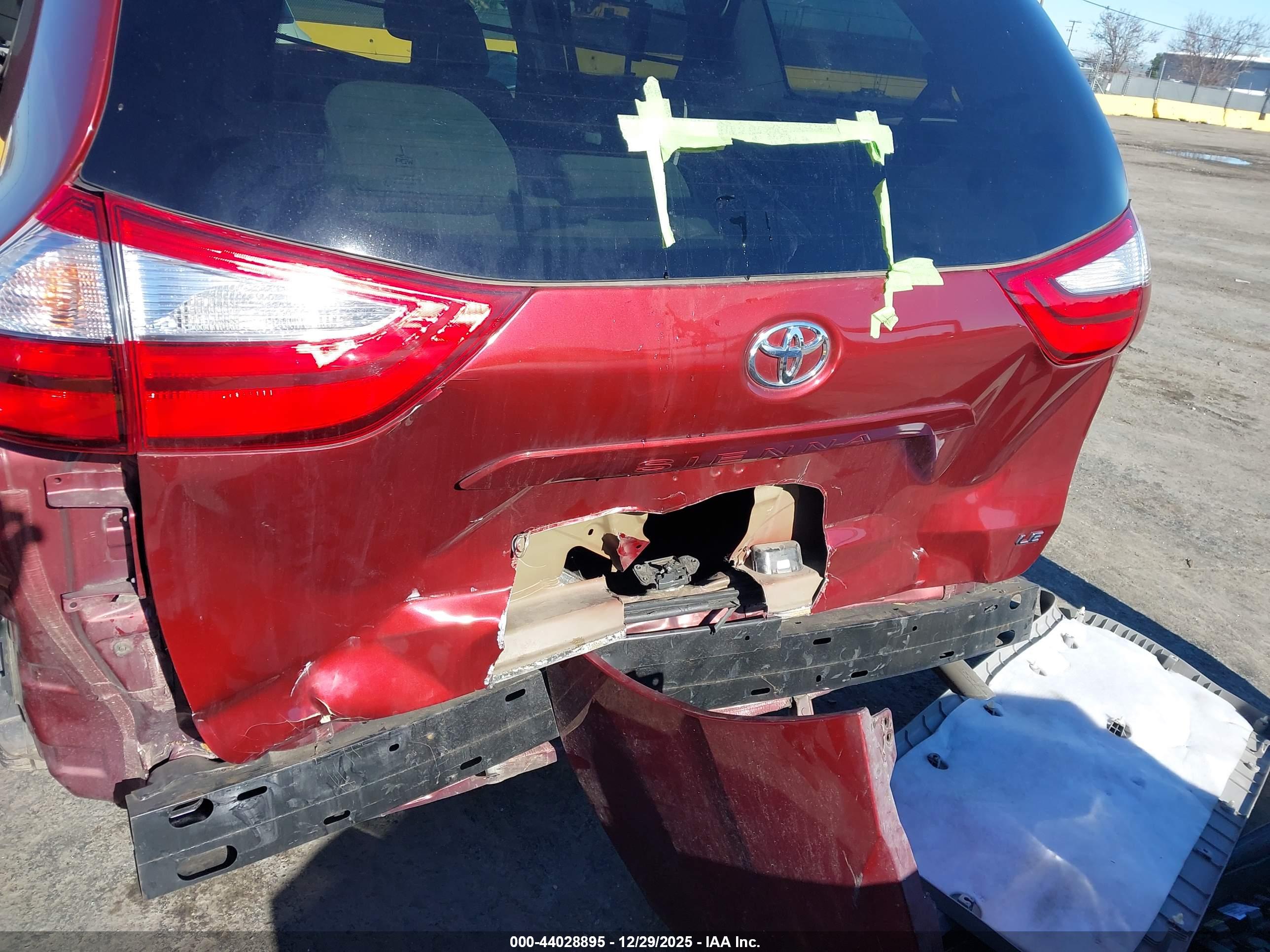 TOYOTA SIENNA image 6