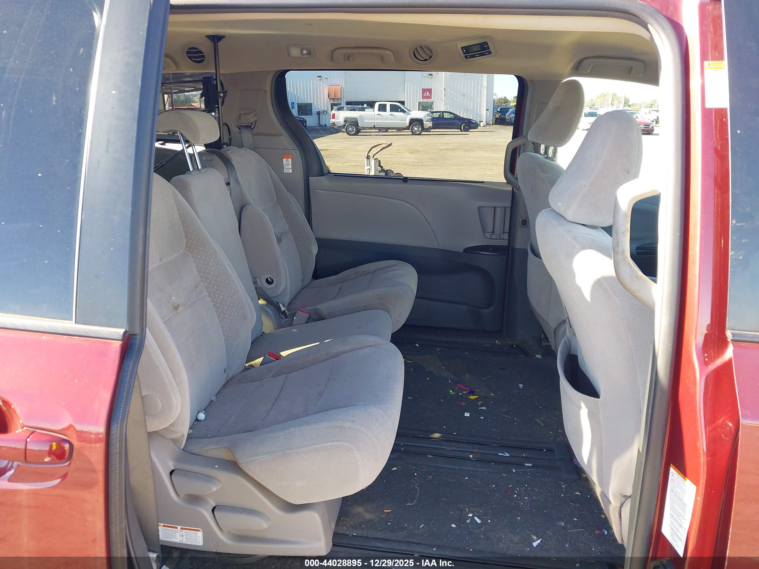 TOYOTA SIENNA image 8
