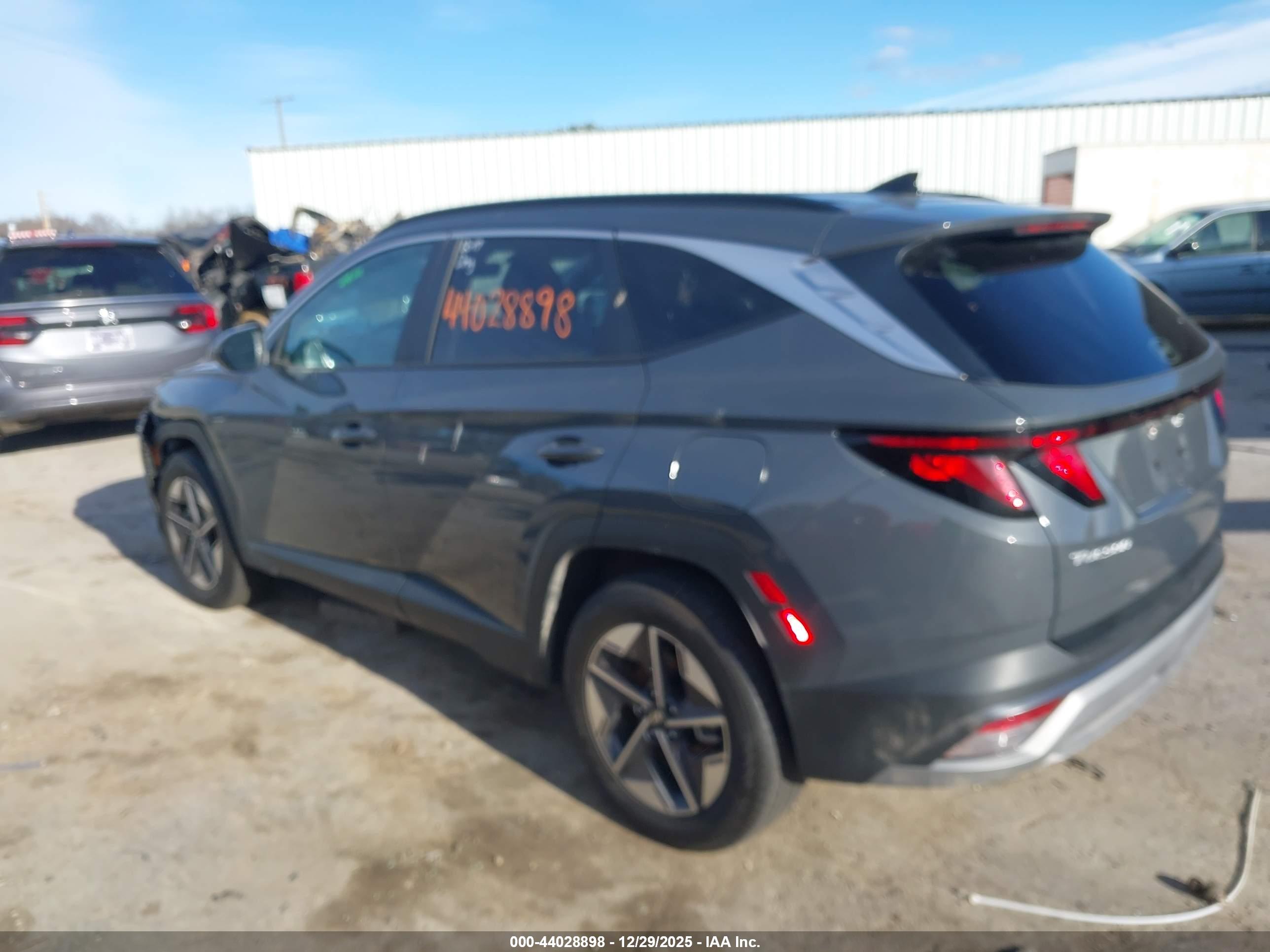 HYUNDAI TUCSON image 3