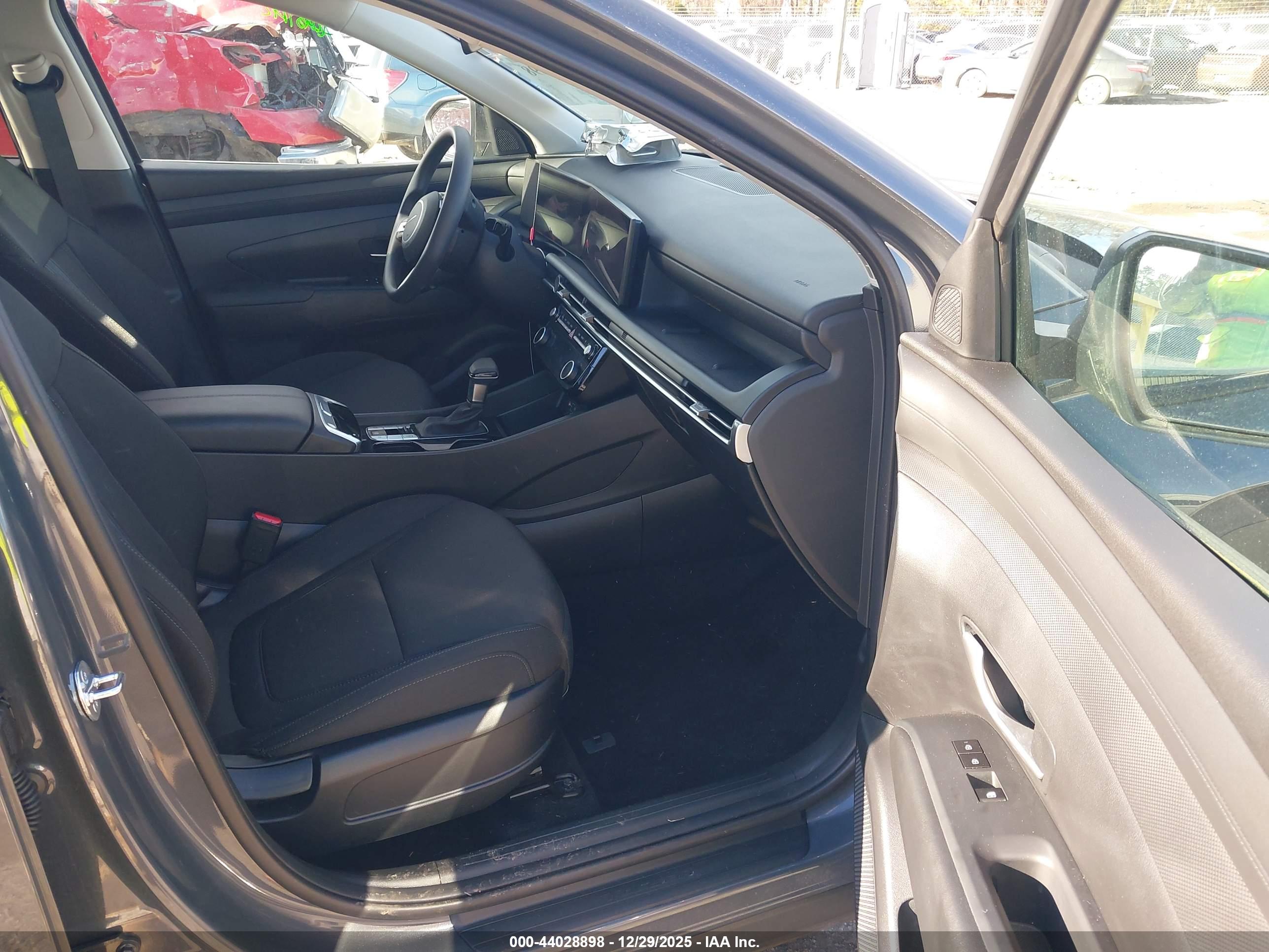 HYUNDAI TUCSON image 5