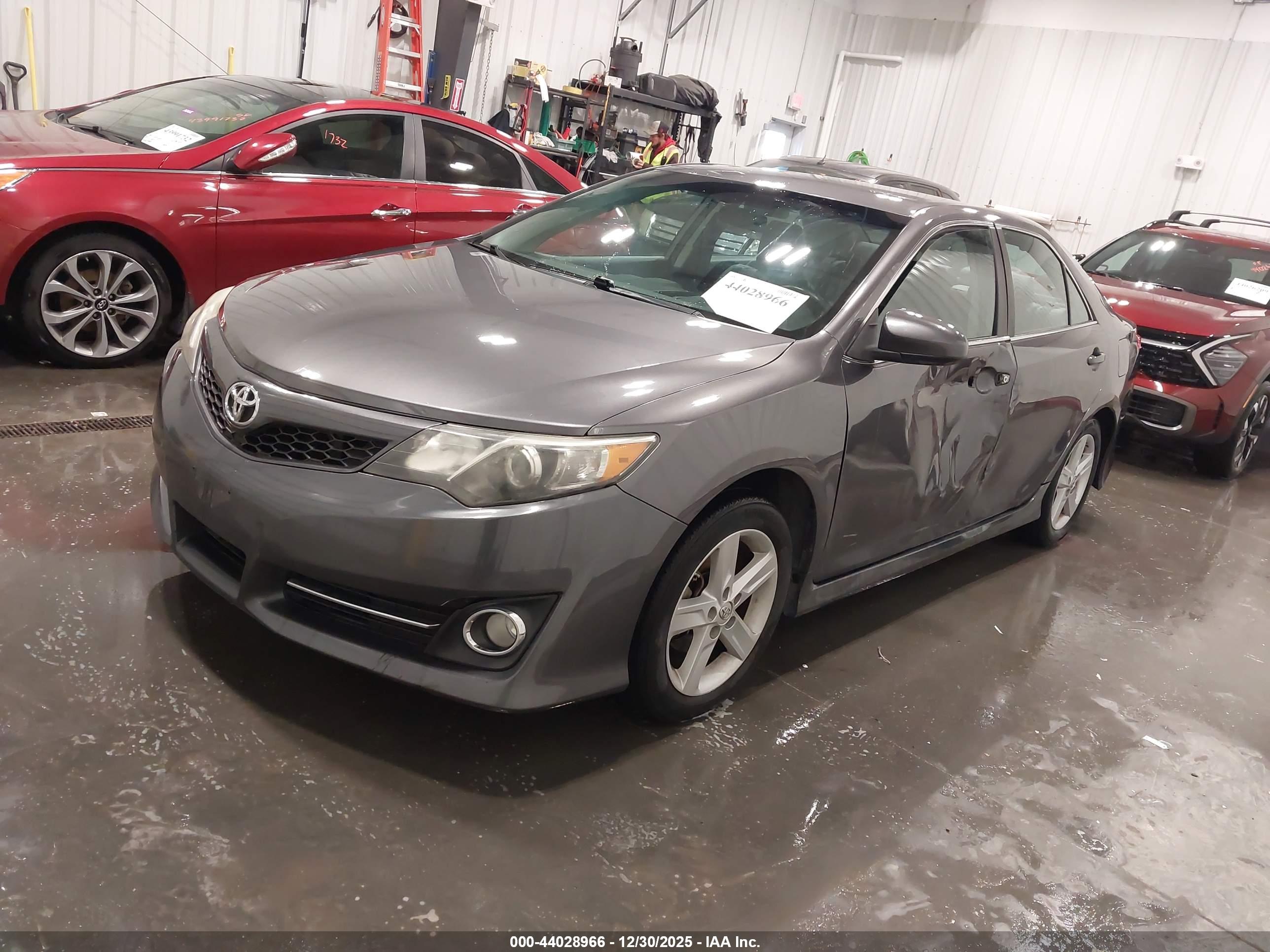 TOYOTA CAMRY image 2
