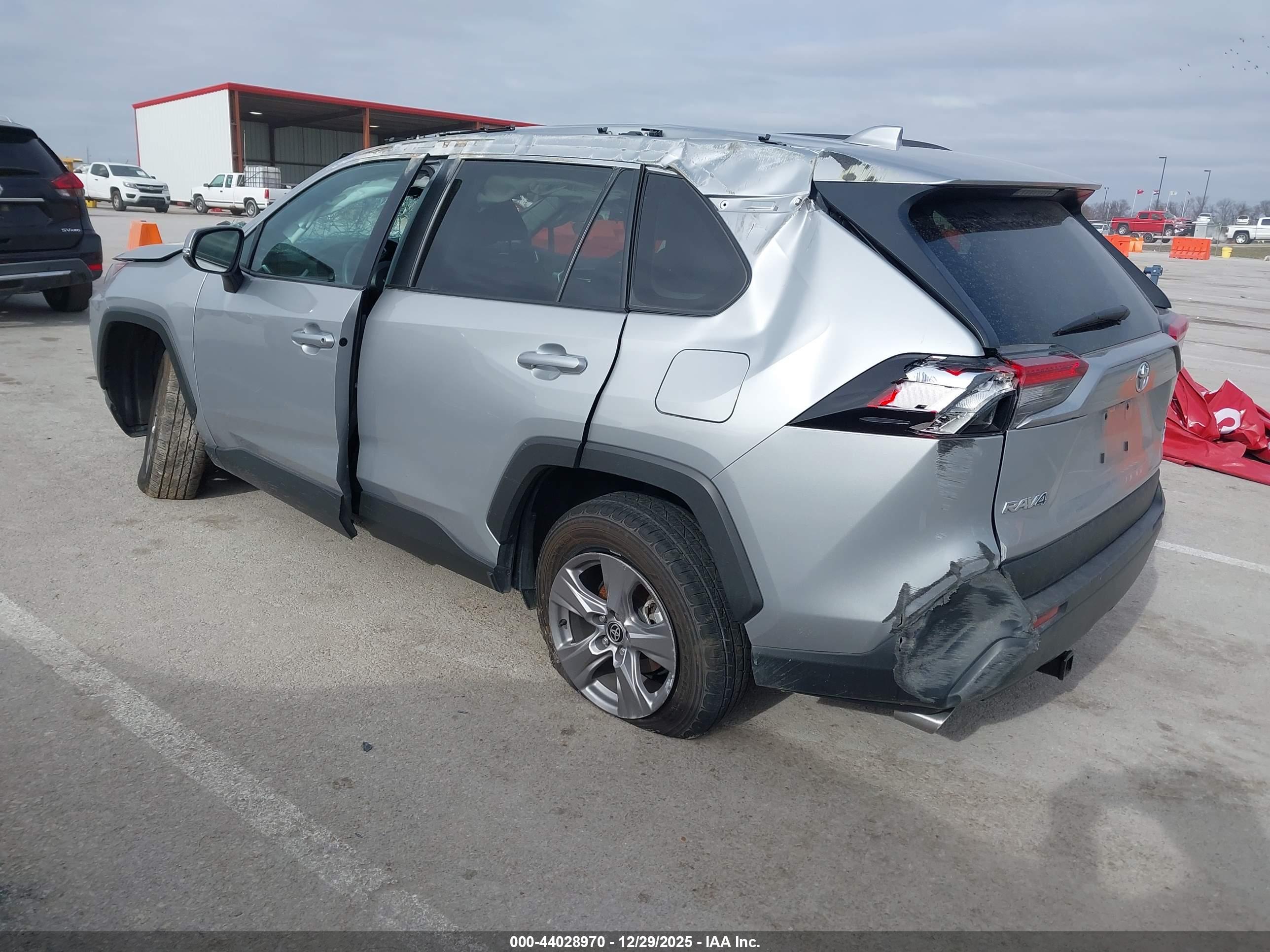 TOYOTA RAV4 image 3