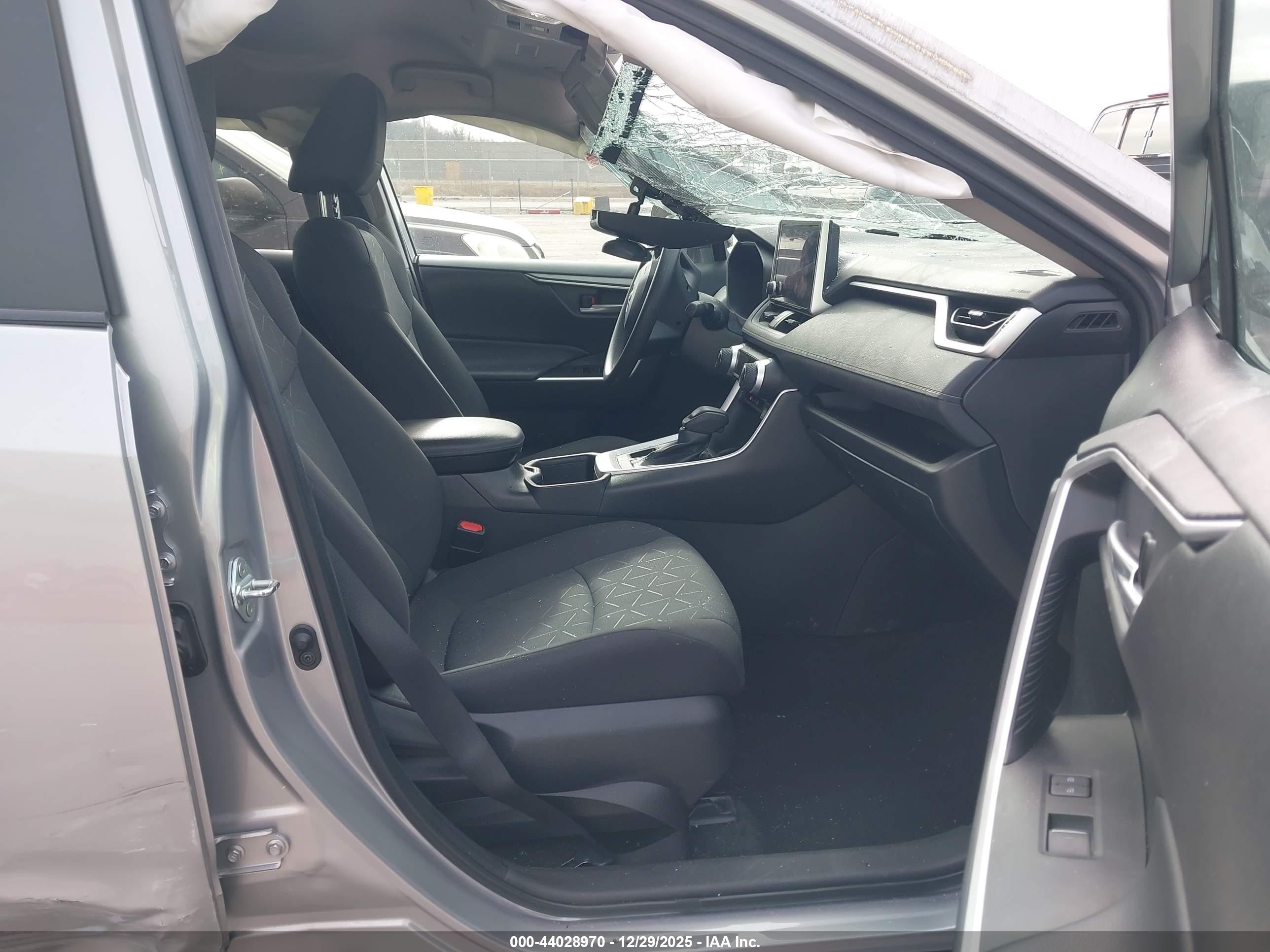 TOYOTA RAV4 image 5