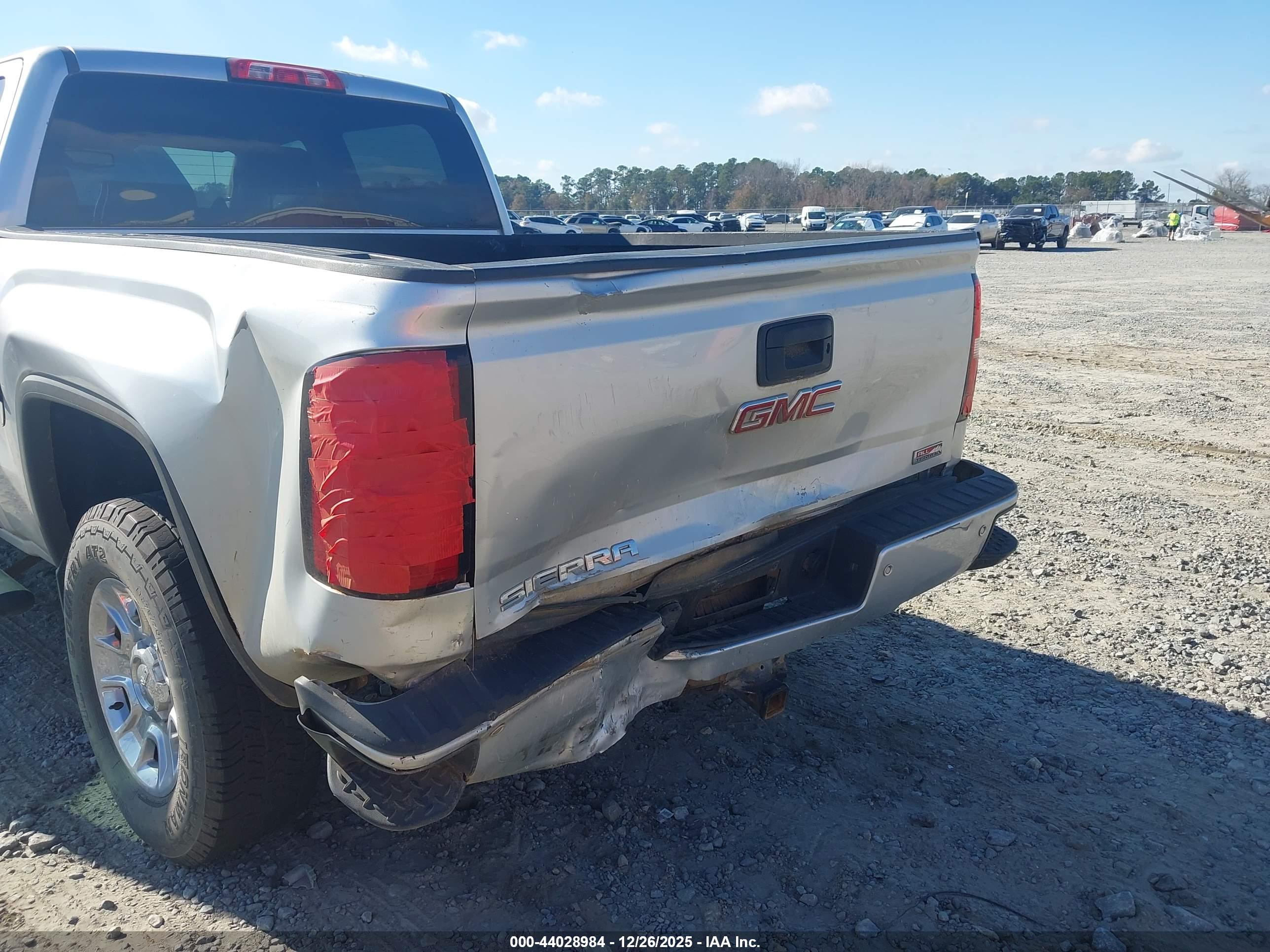 GMC SIERRA image 6