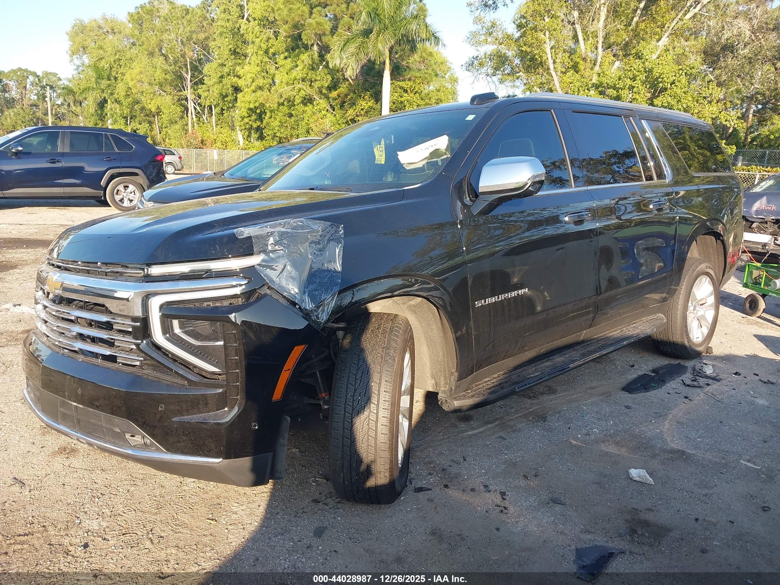 CHEVROLET SUBURBAN image 2
