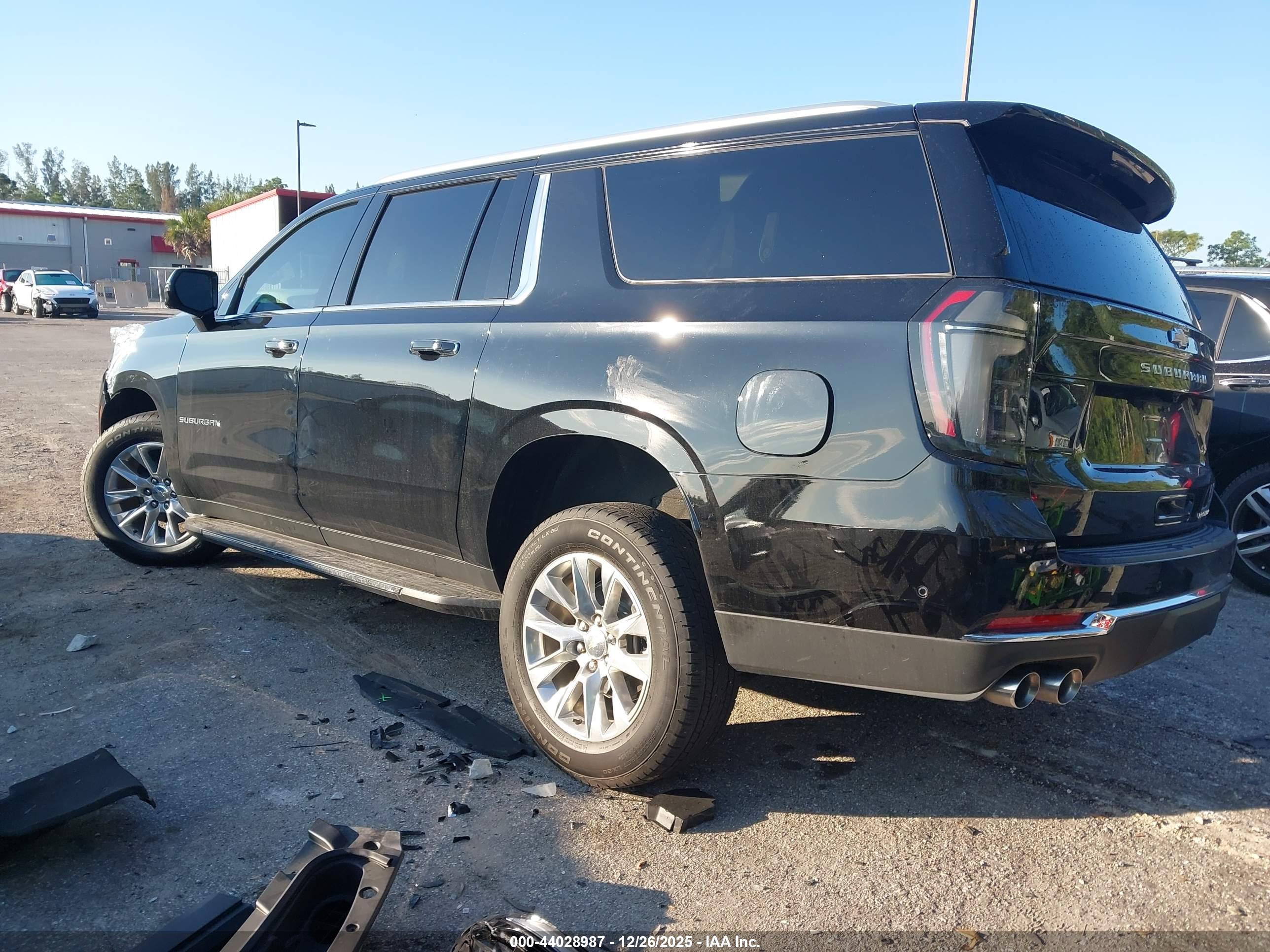 CHEVROLET SUBURBAN image 3