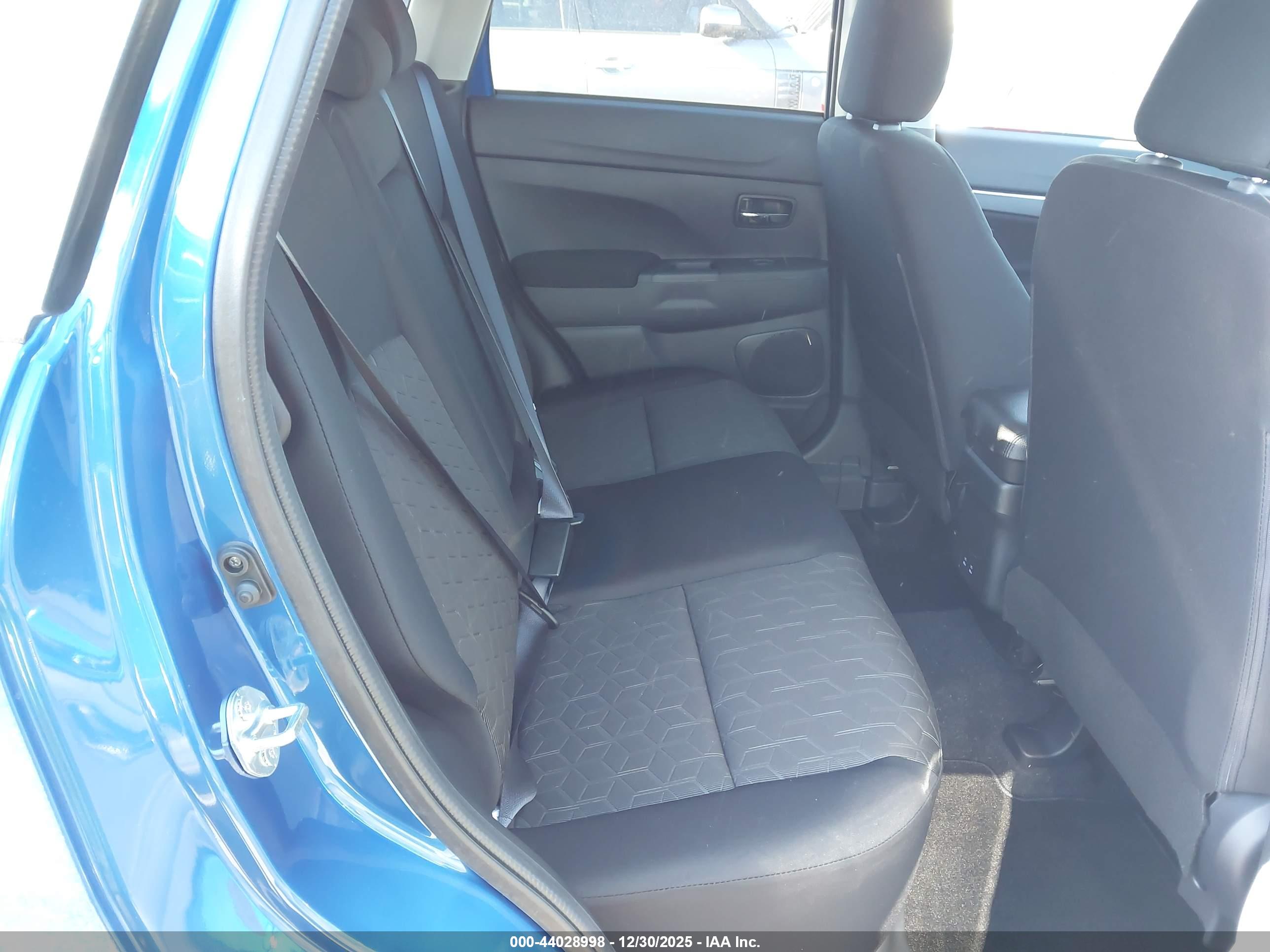 MITSUBISHI OUTLANDER image 8