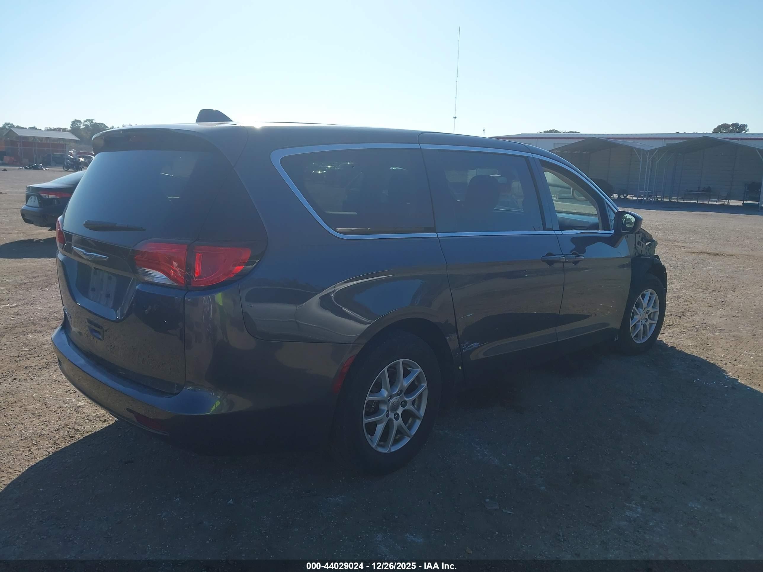 CHRYSLER PACIFICA image 4