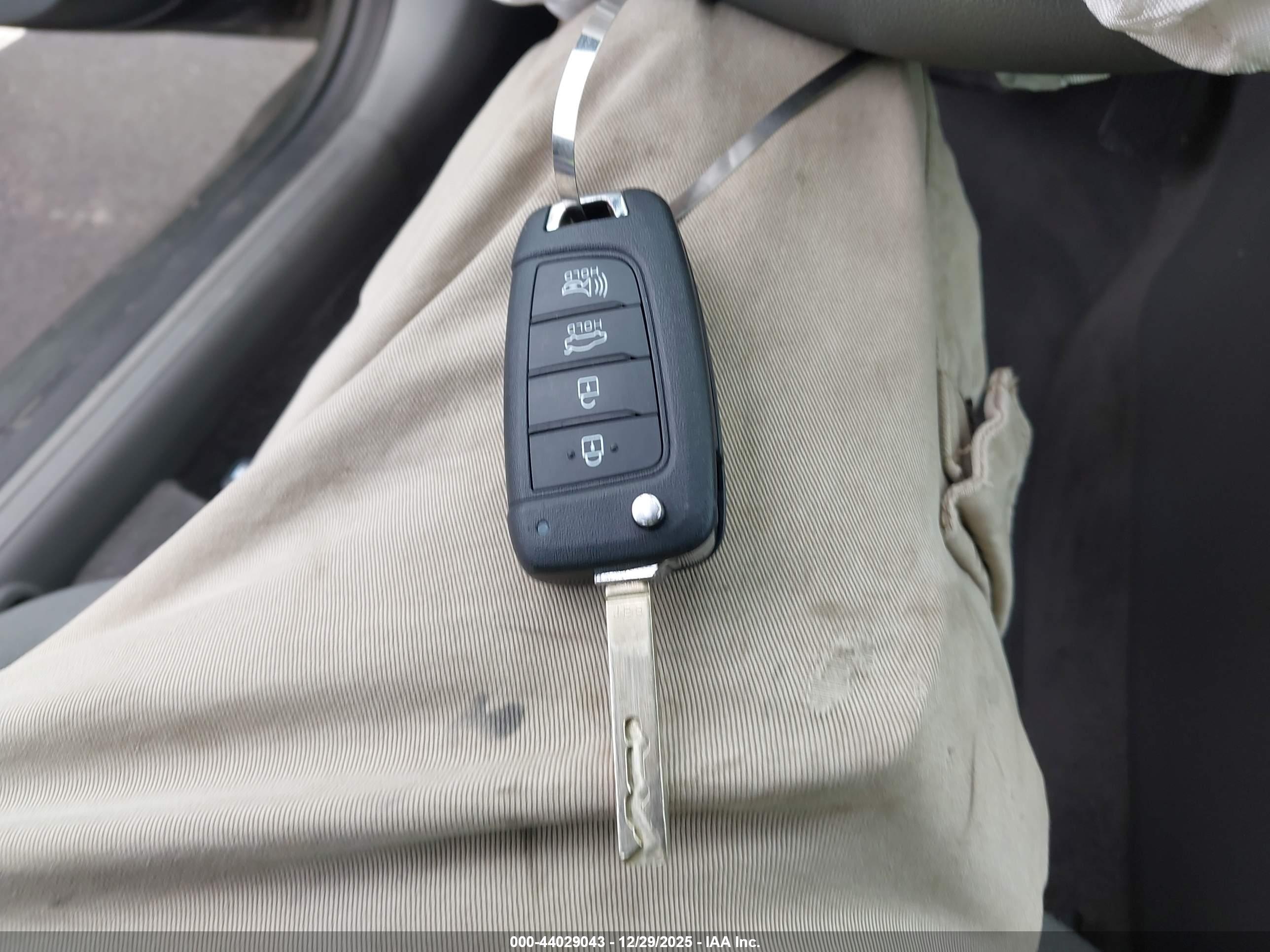 HYUNDAI ELANTRA image 11