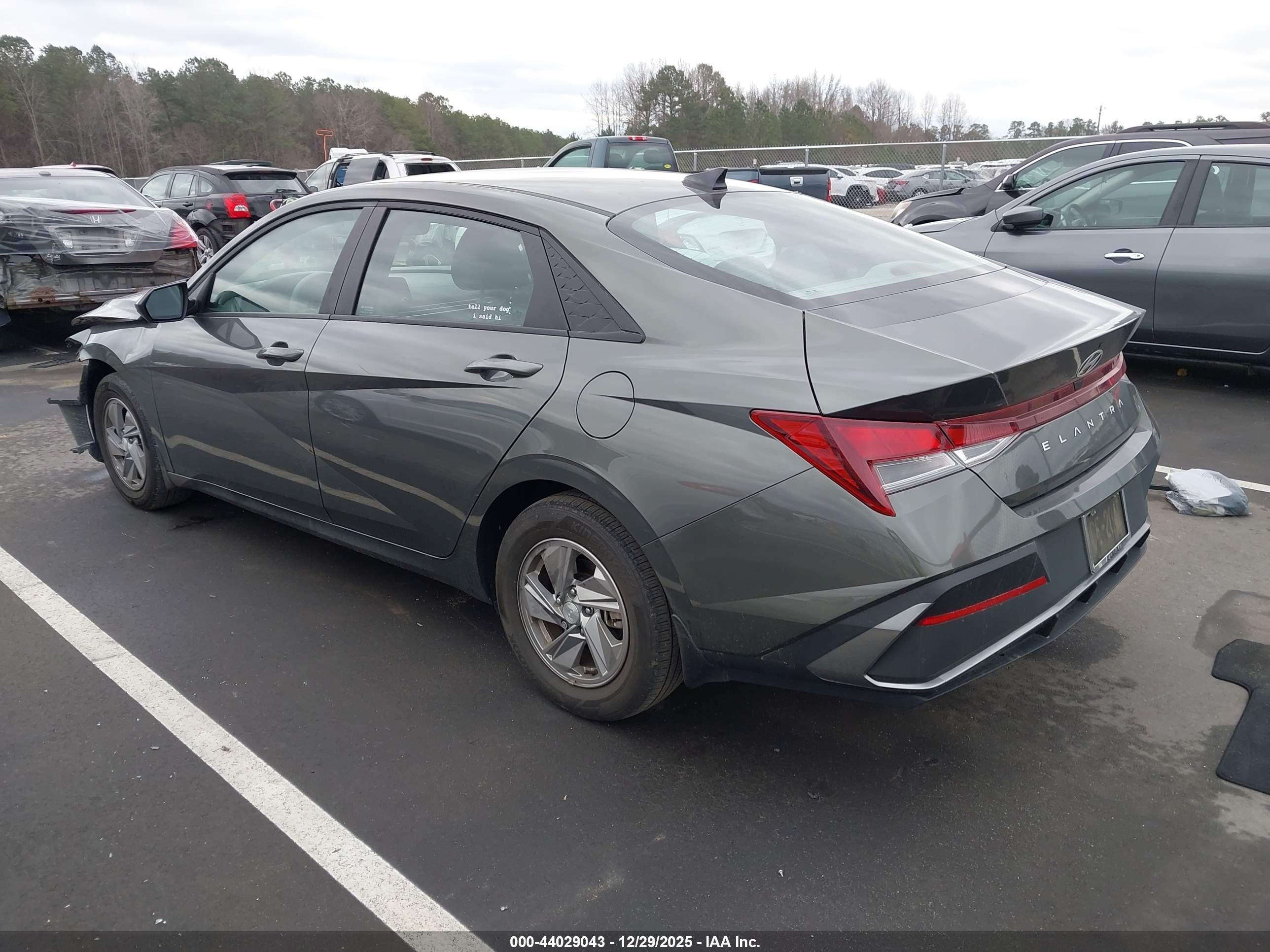 HYUNDAI ELANTRA image 3
