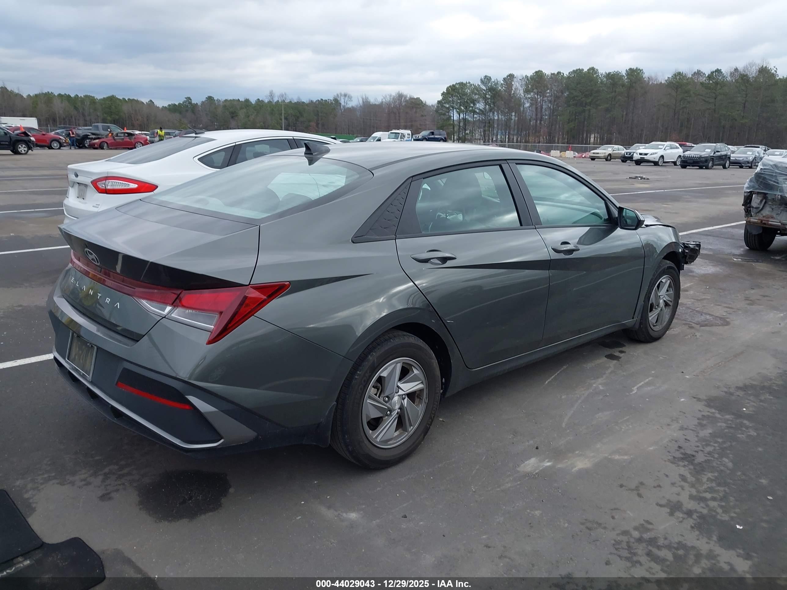 HYUNDAI ELANTRA image 4