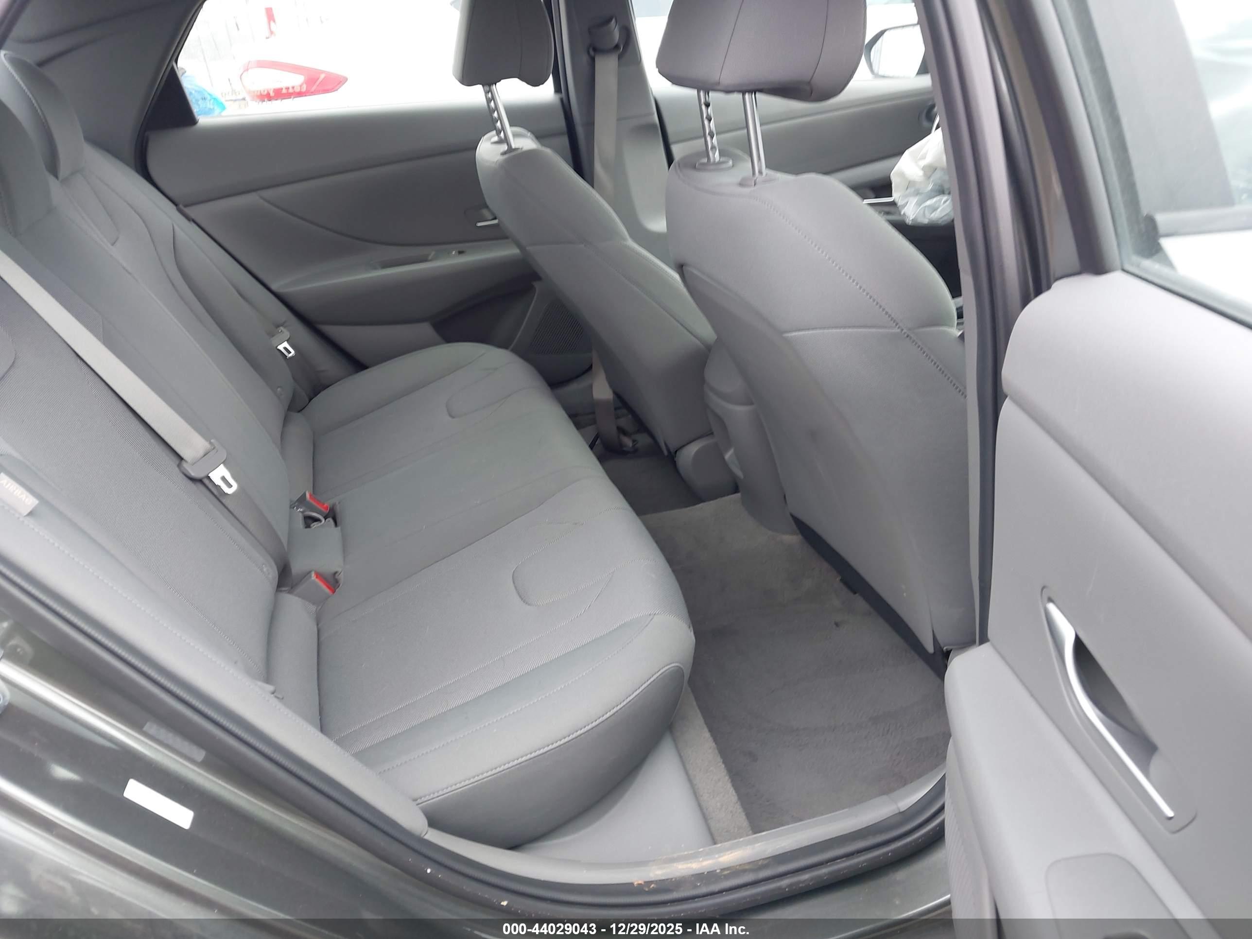 HYUNDAI ELANTRA image 8