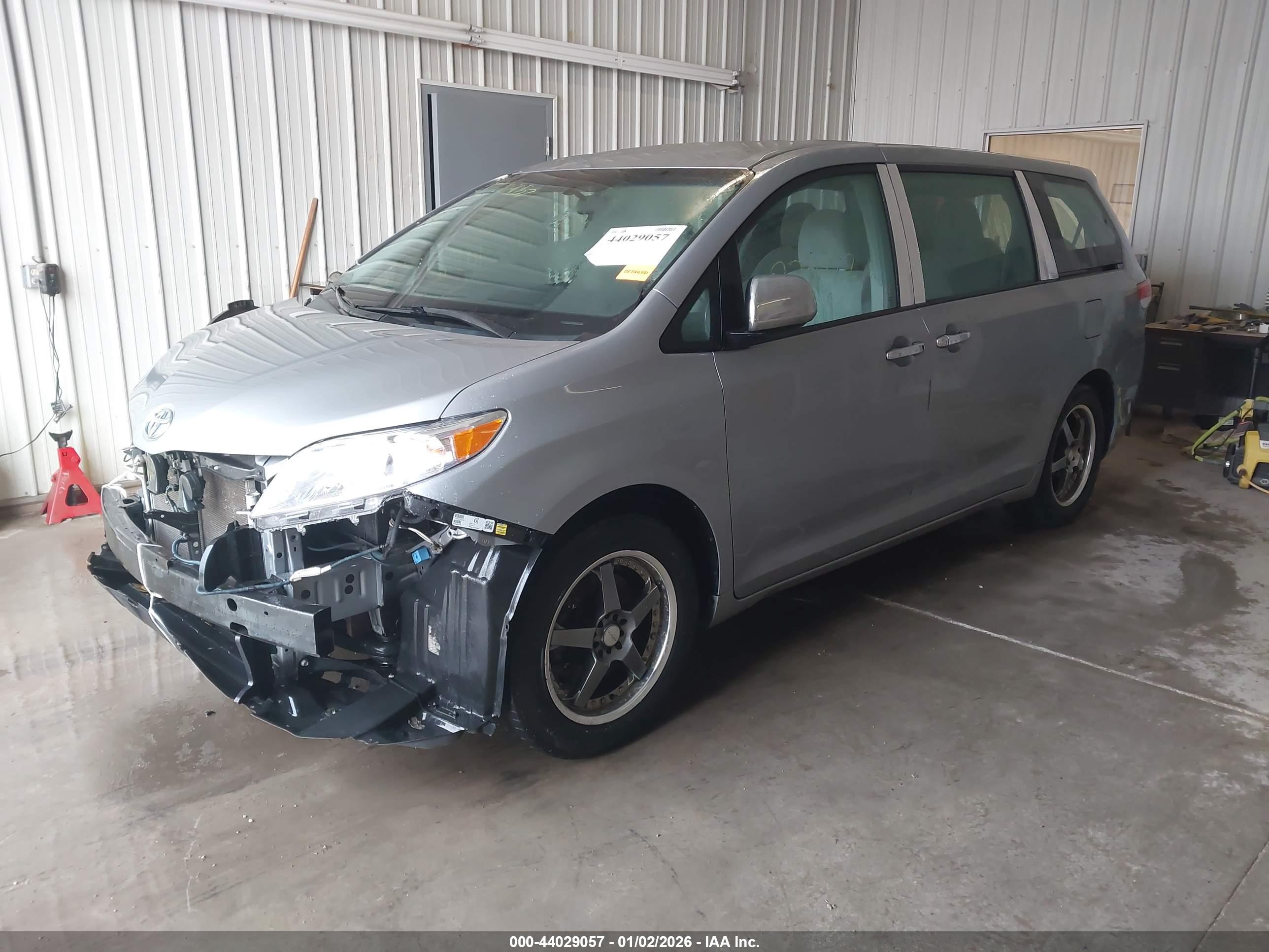 TOYOTA SIENNA image 2