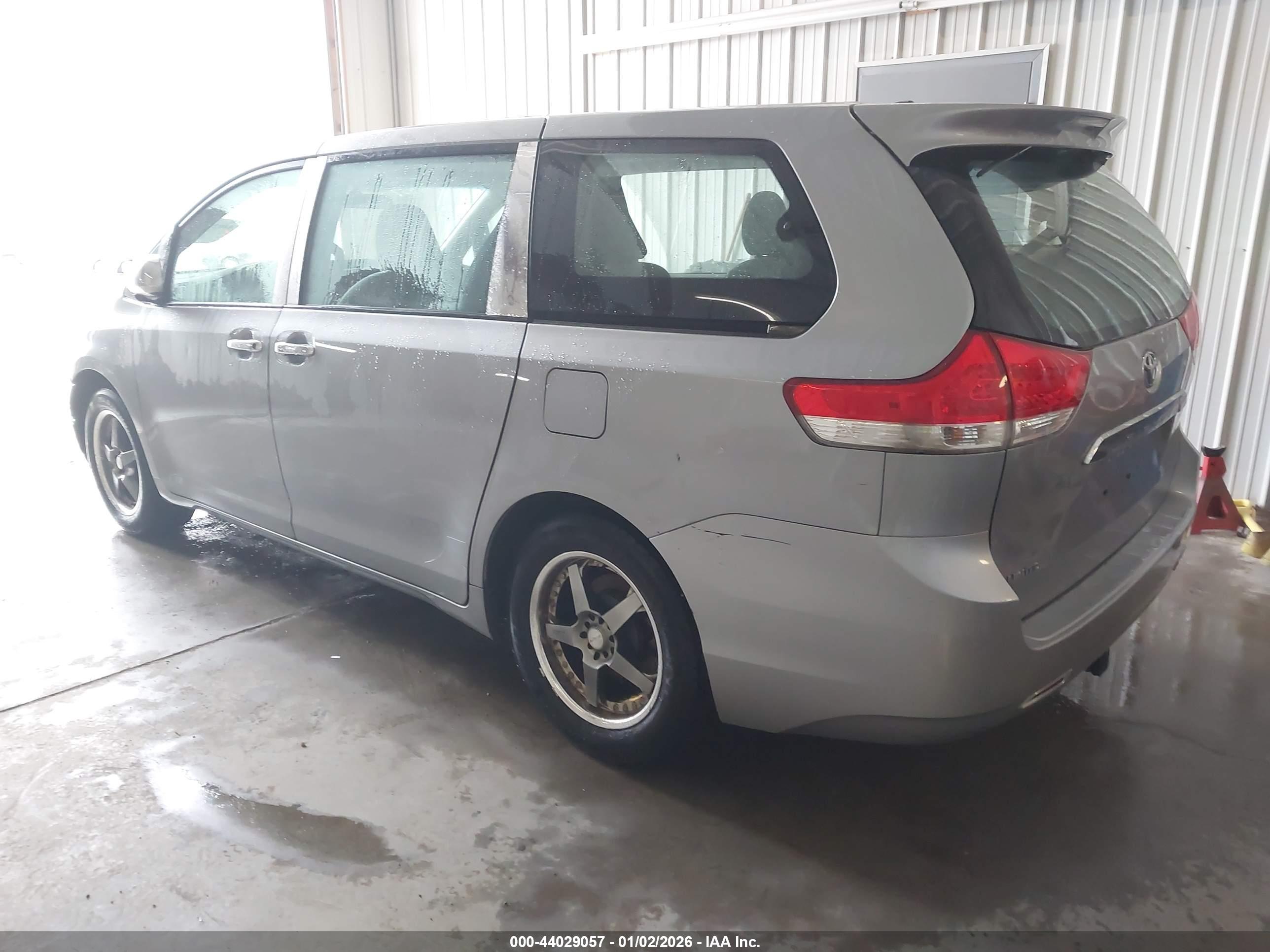 TOYOTA SIENNA image 3