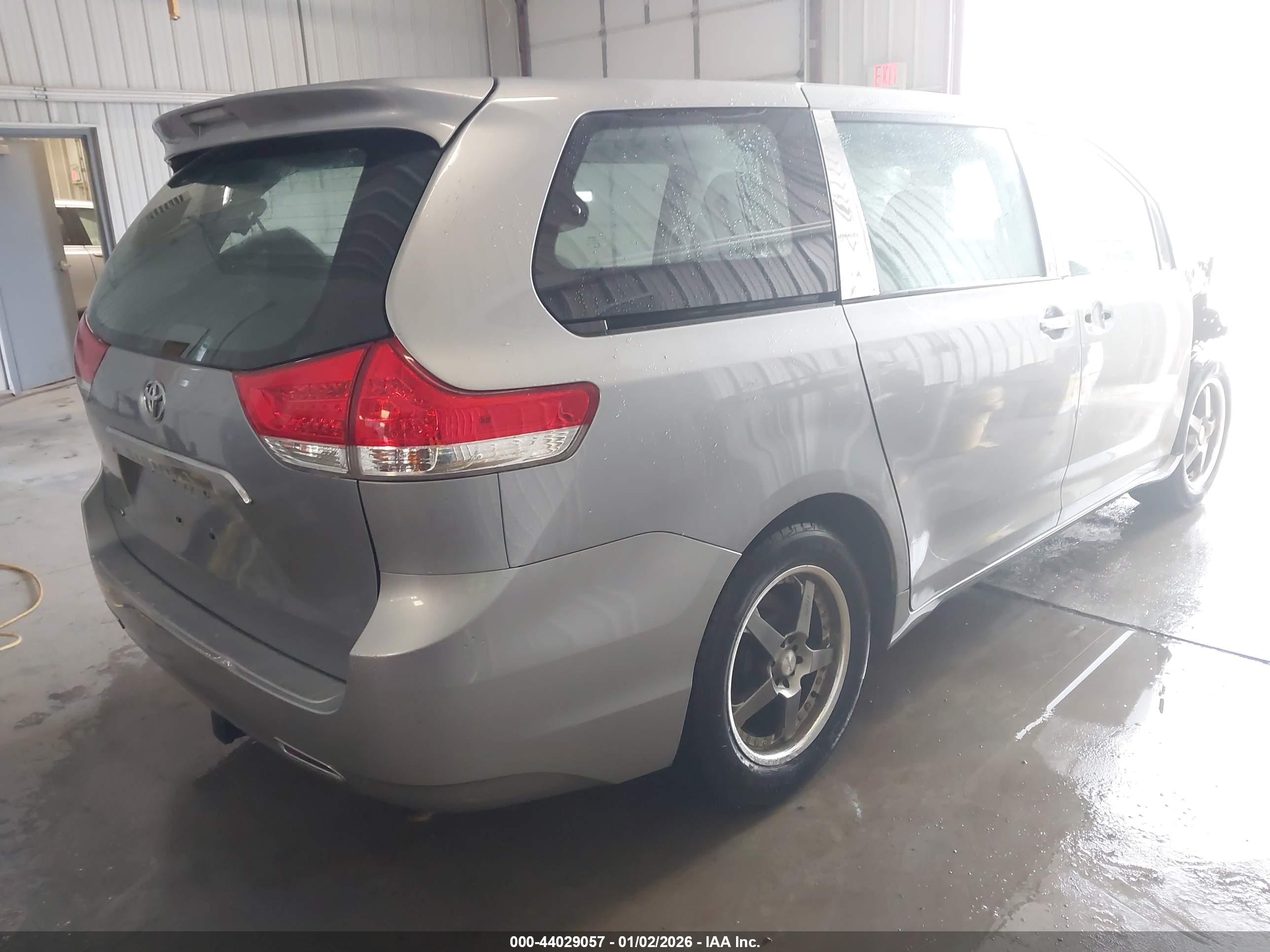 TOYOTA SIENNA image 4