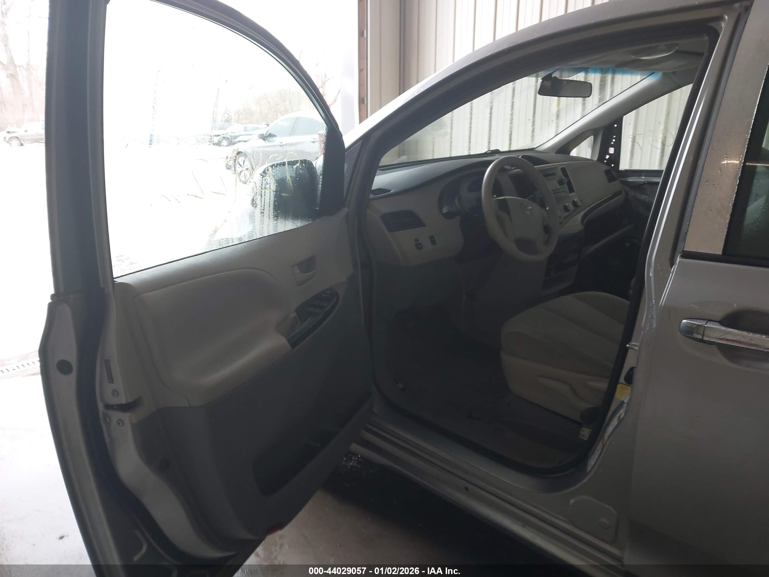 TOYOTA SIENNA image 5