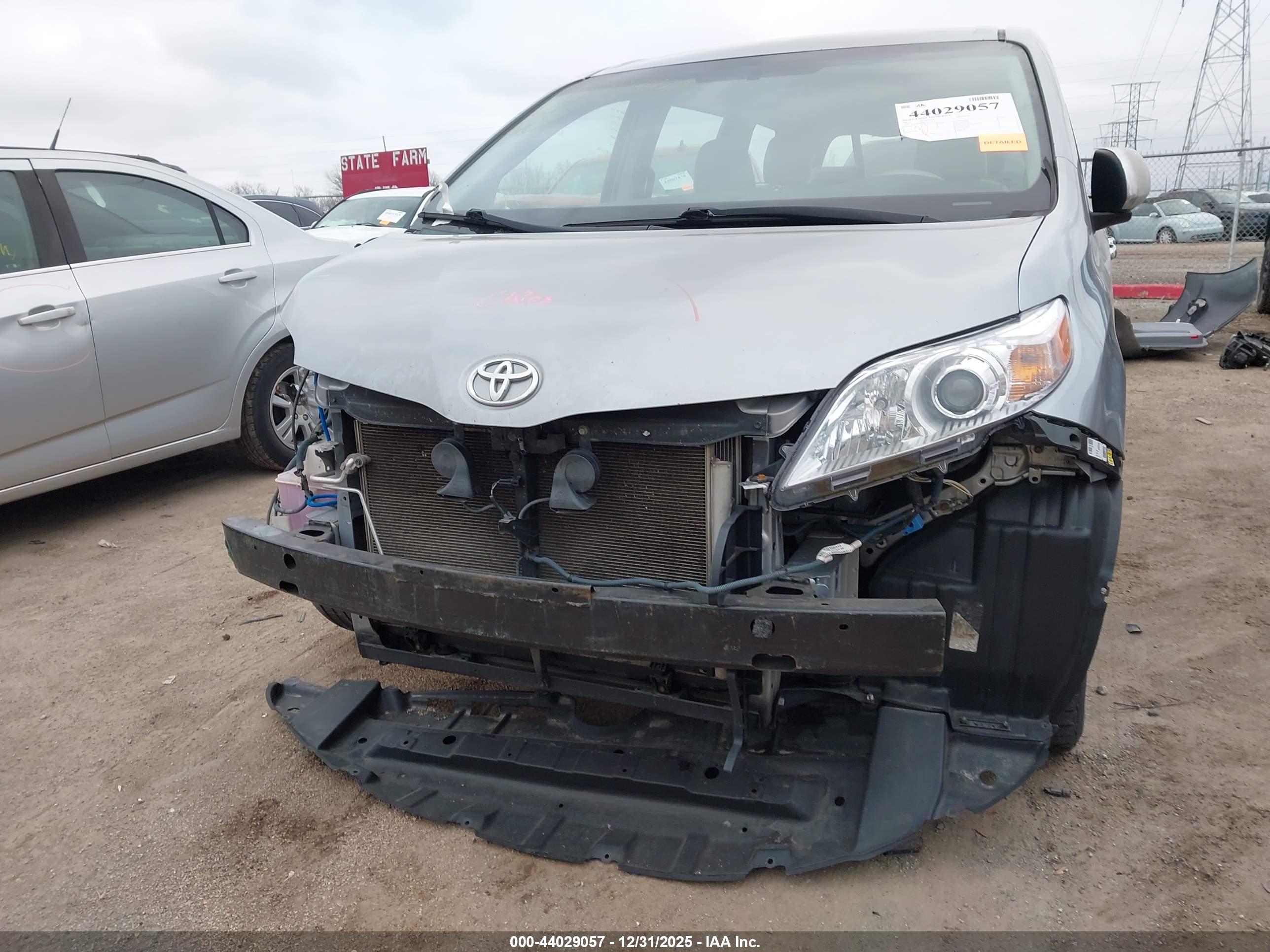 TOYOTA SIENNA image 6
