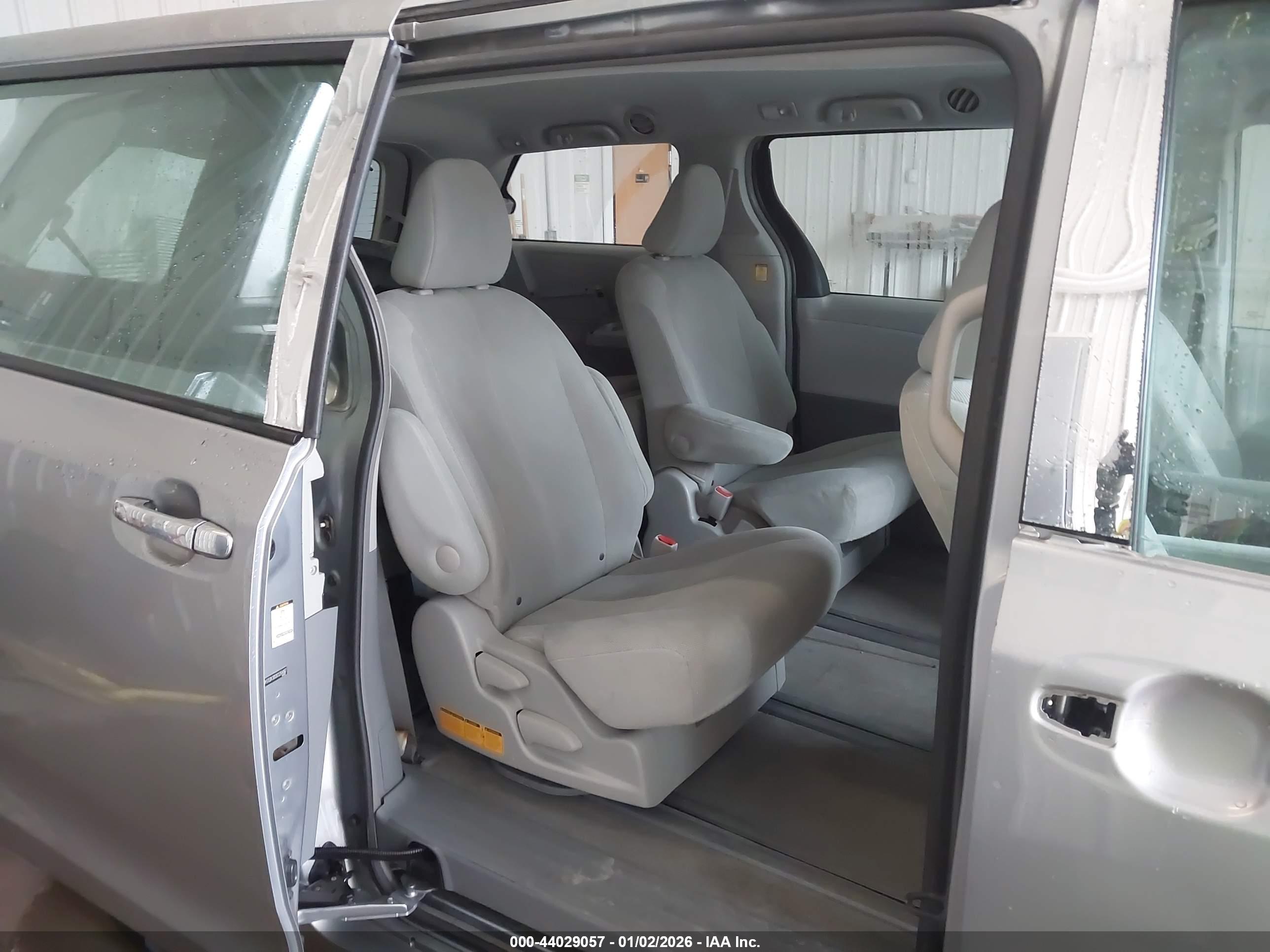 TOYOTA SIENNA image 8