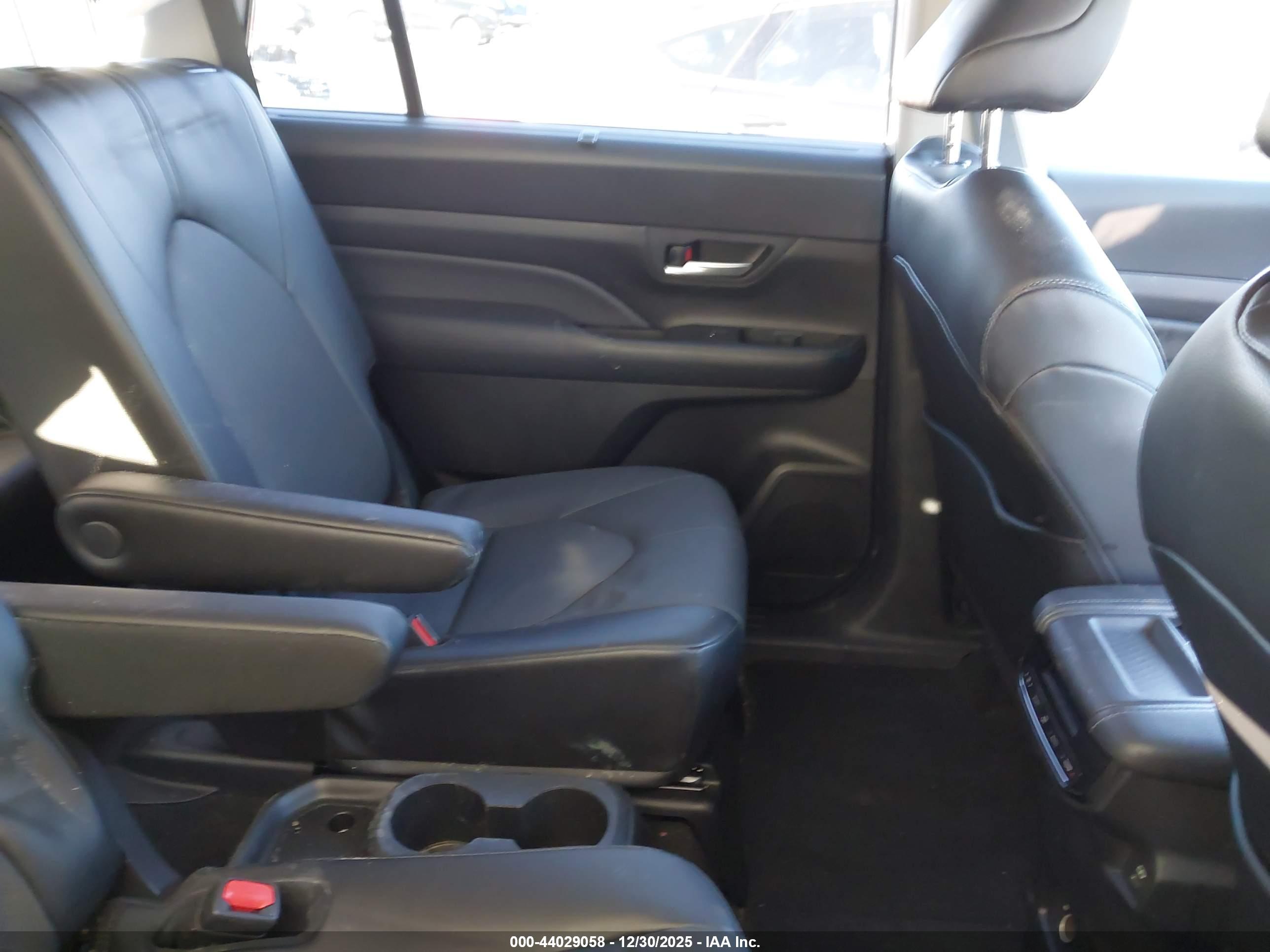 TOYOTA GRAND image 8
