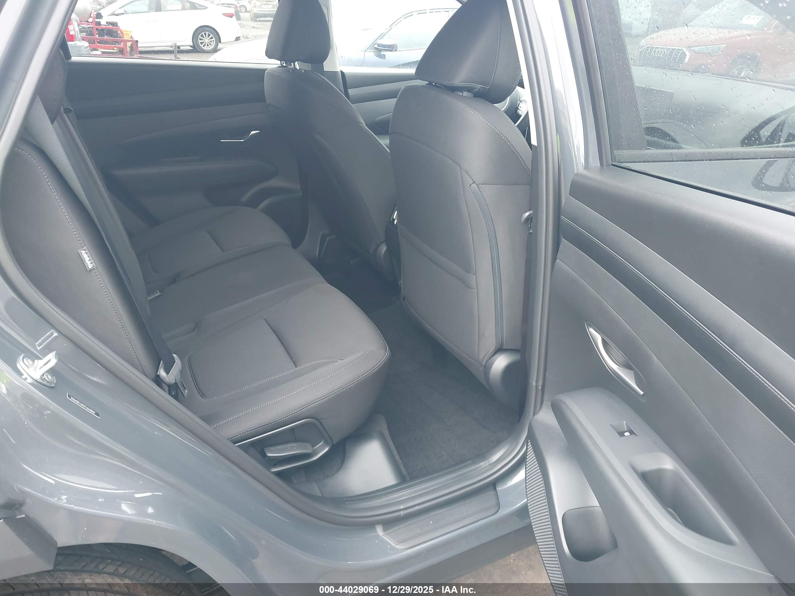HYUNDAI TUCSON image 8