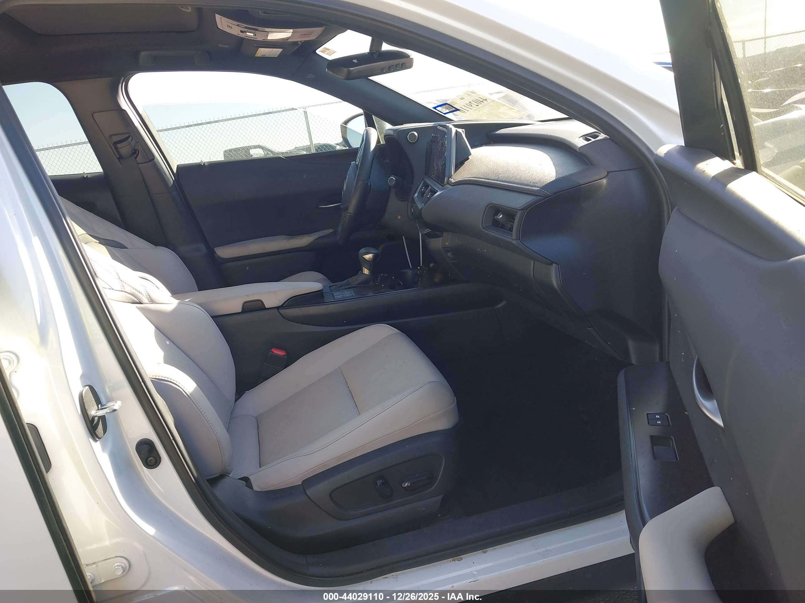 LEXUS UX image 5