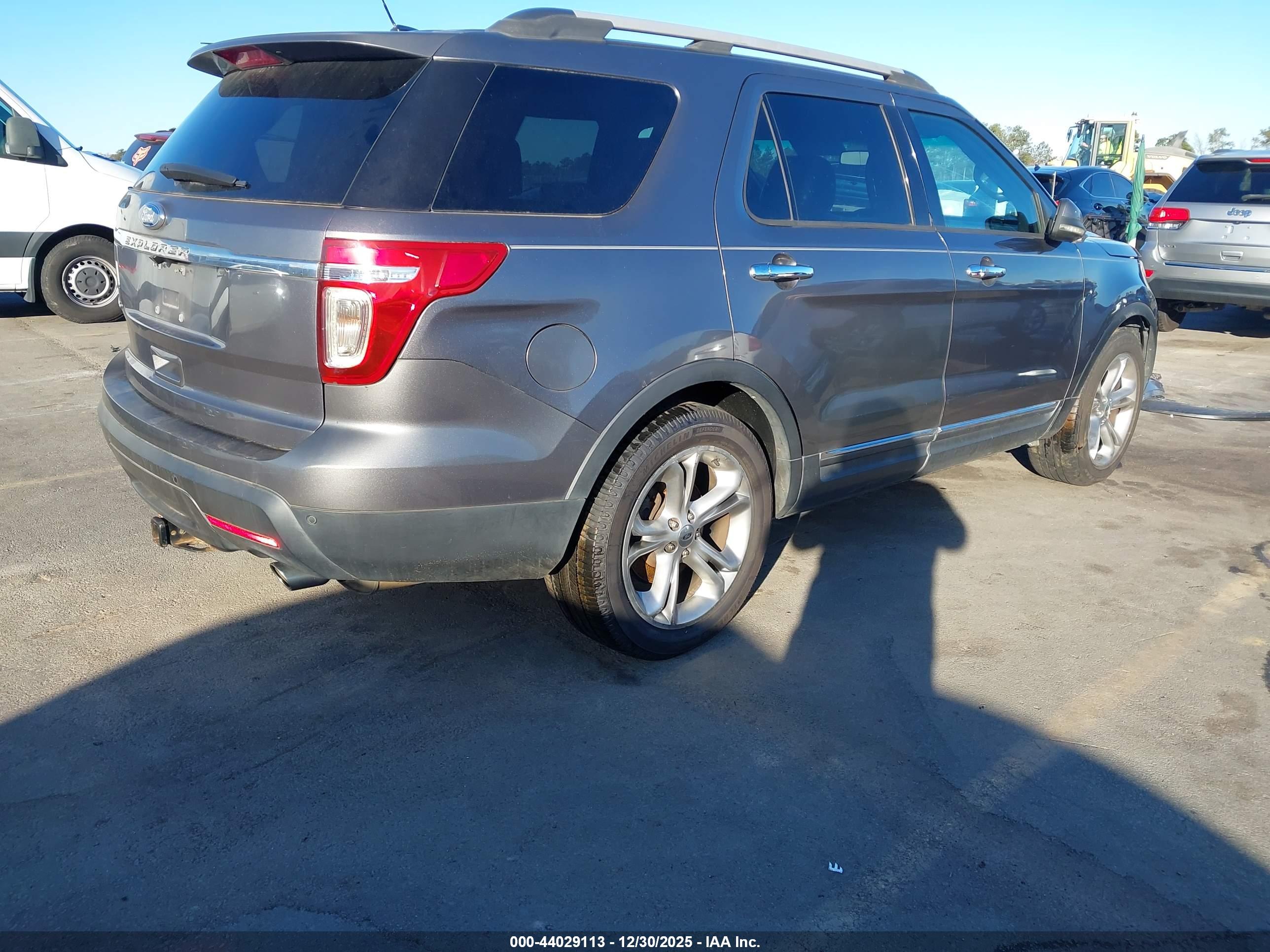 FORD EXPLORER image 4