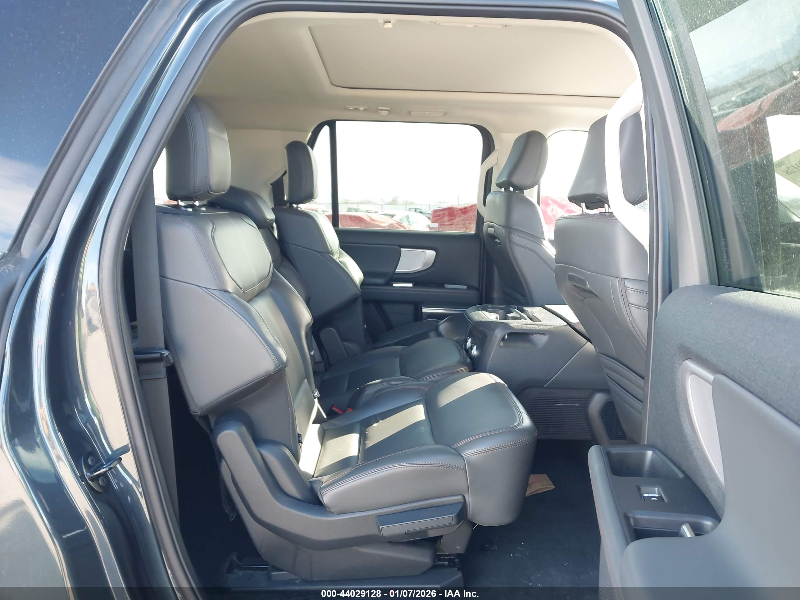 FORD EXPEDITION image 8