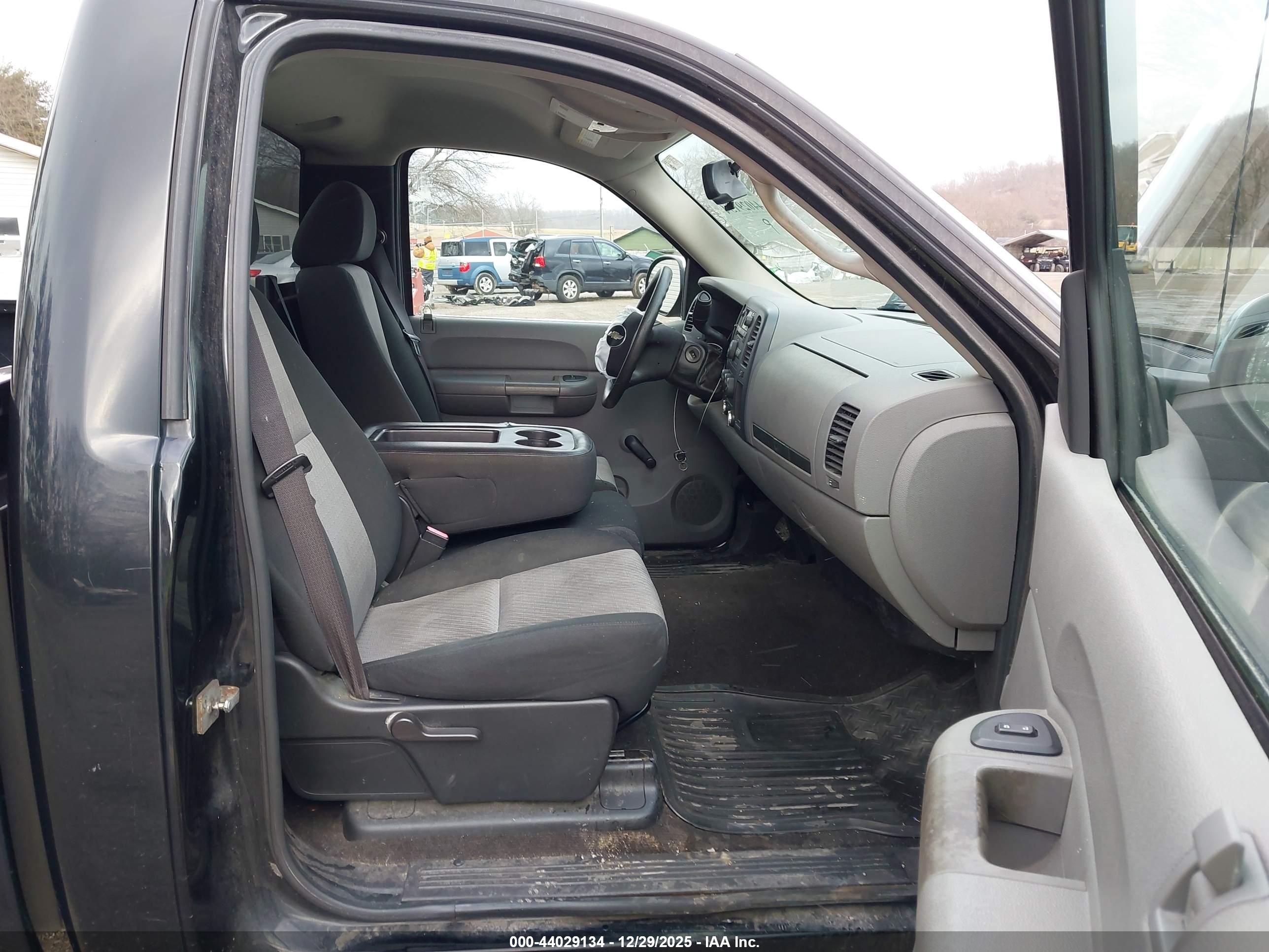 CHEVROLET SILVERADO image 5