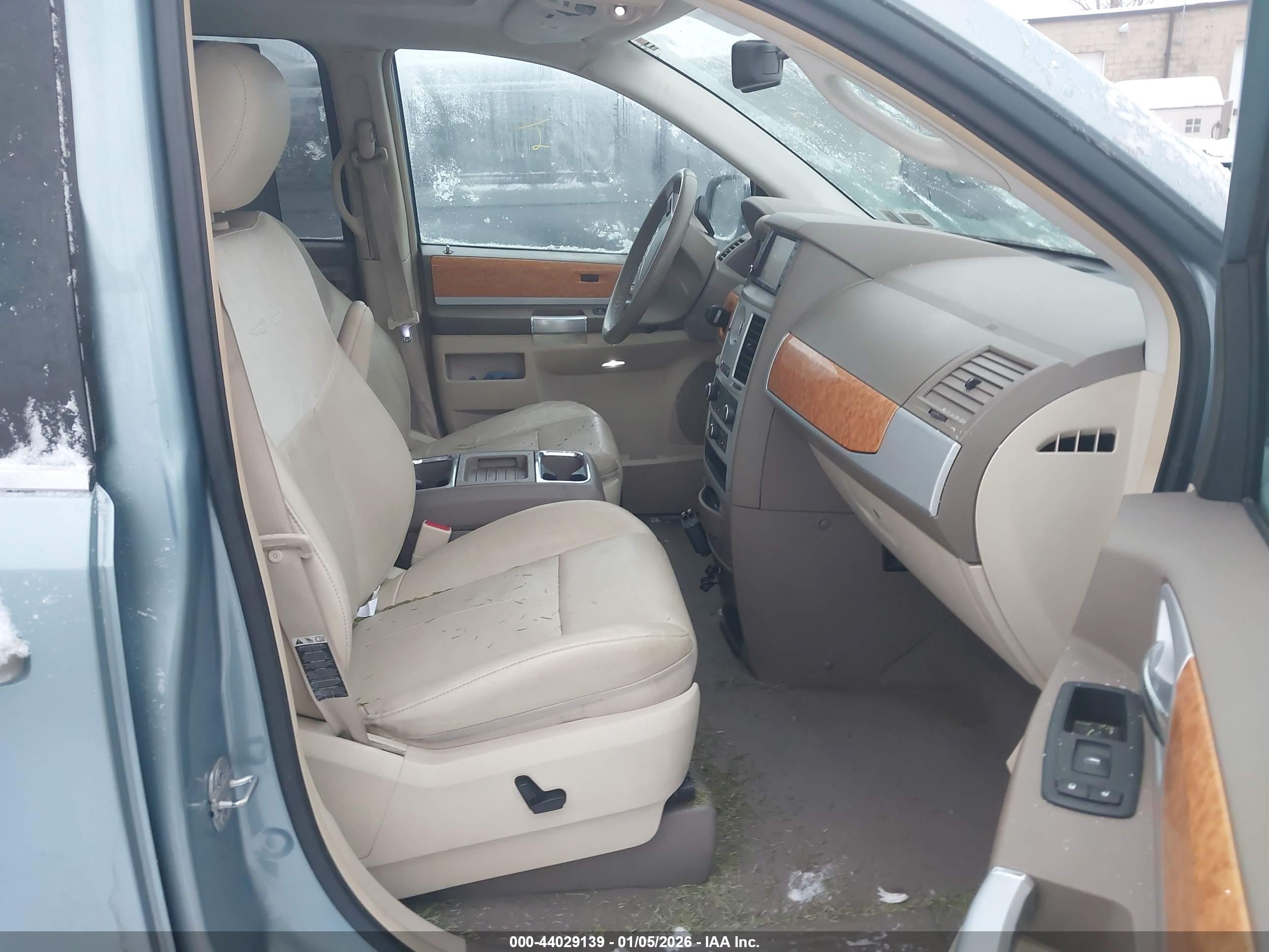 CHRYSLER TOWN image 5
