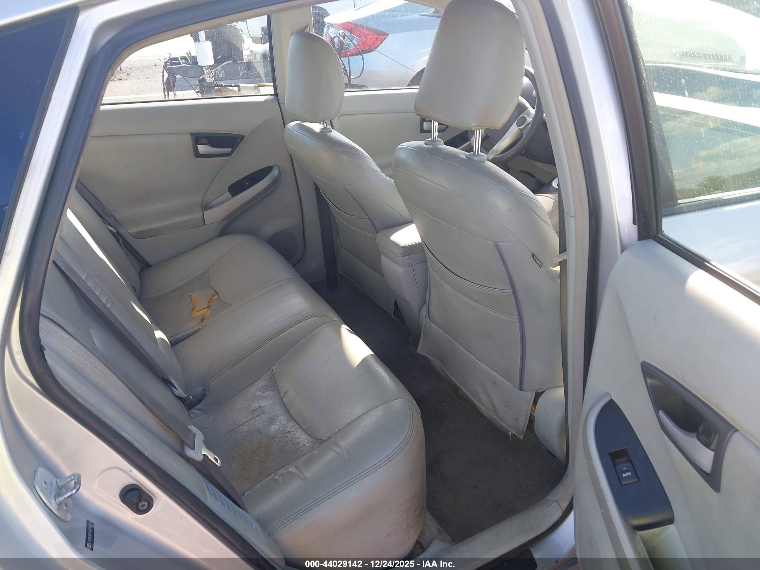 TOYOTA PRIUS image 8