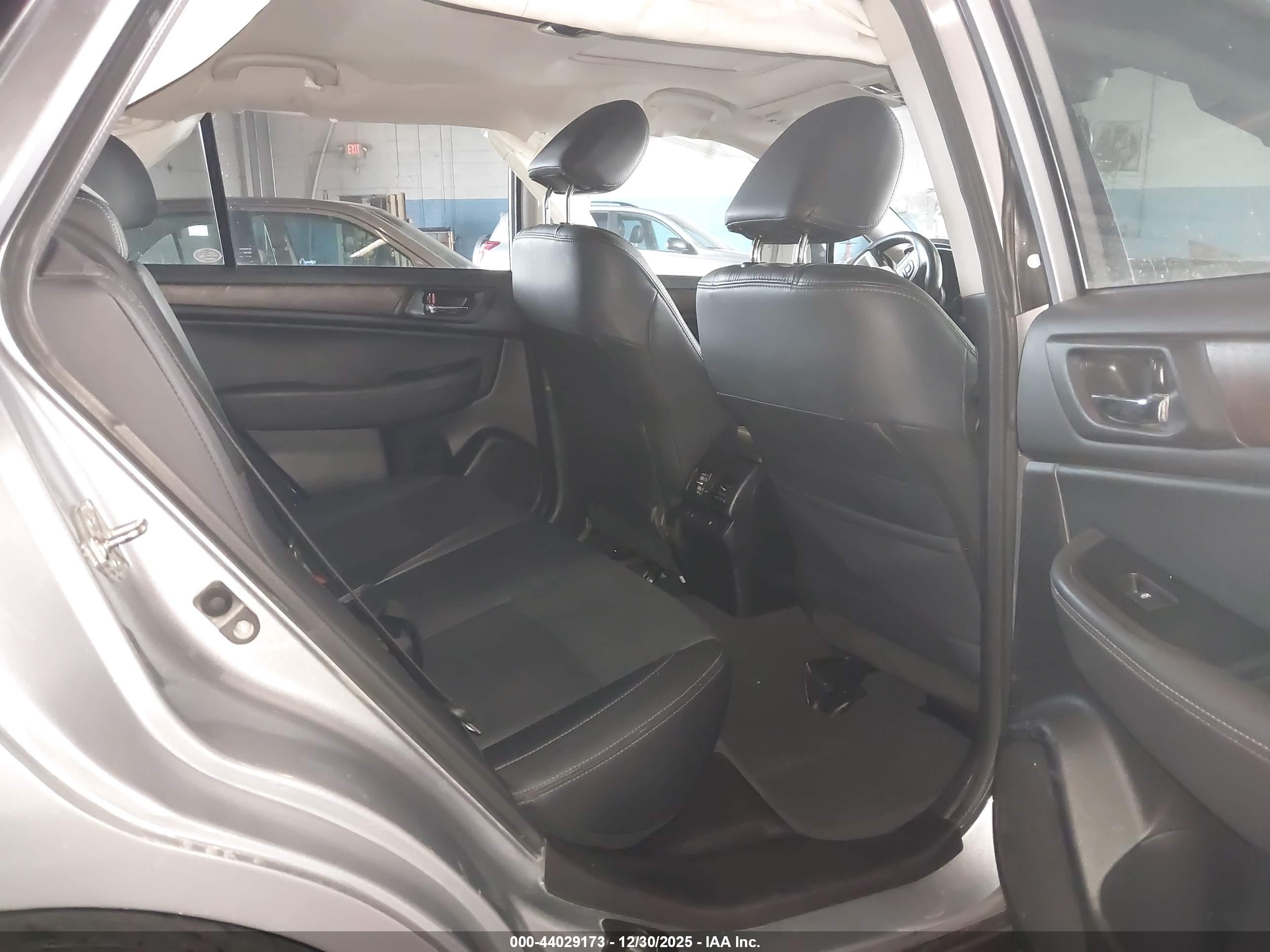SUBARU OUTBACK image 8
