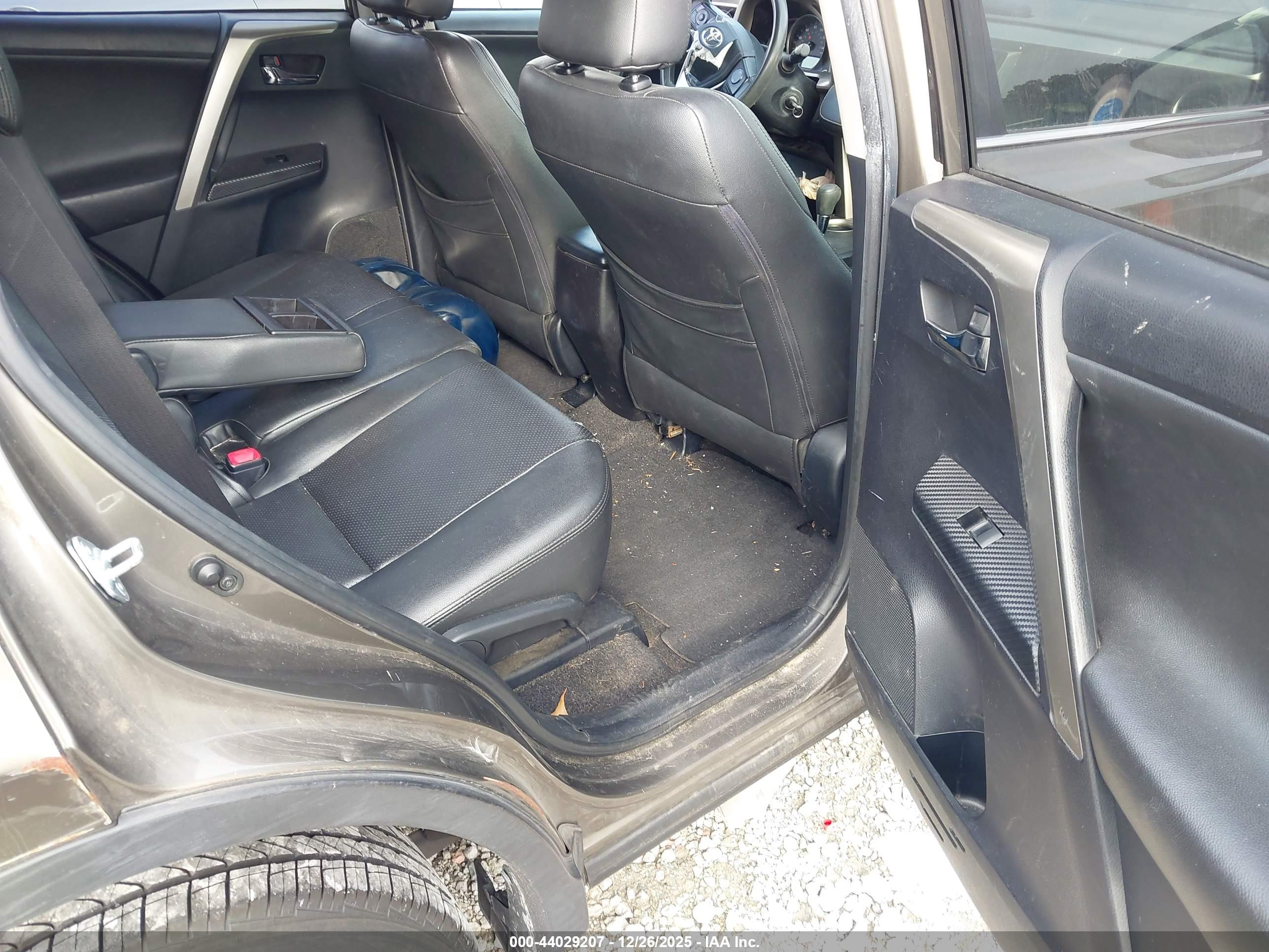 TOYOTA RAV4 image 8