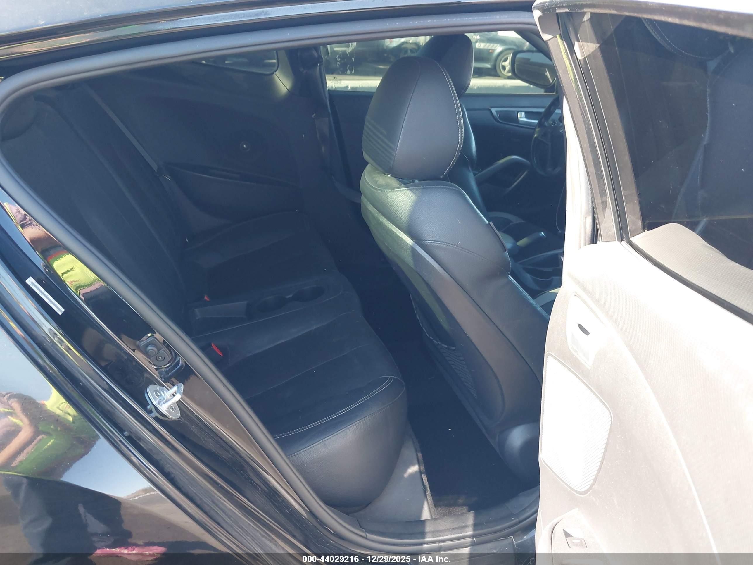 HYUNDAI VELOSTER image 8