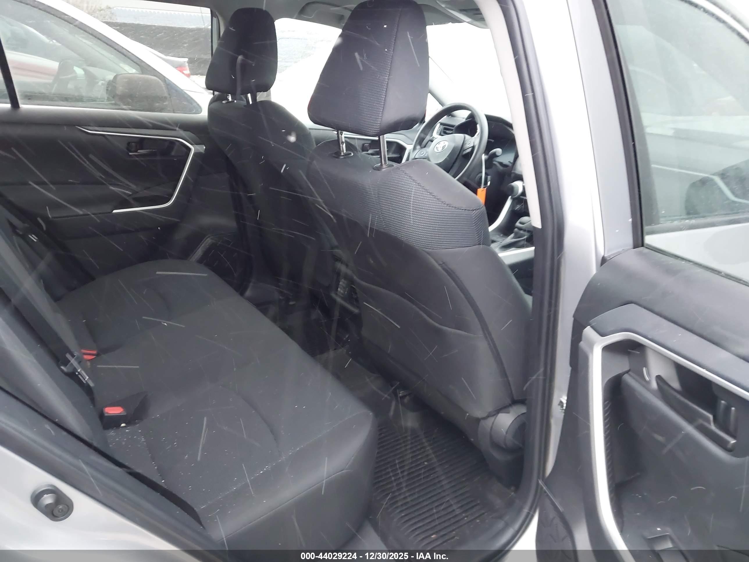 TOYOTA RAV4 image 8
