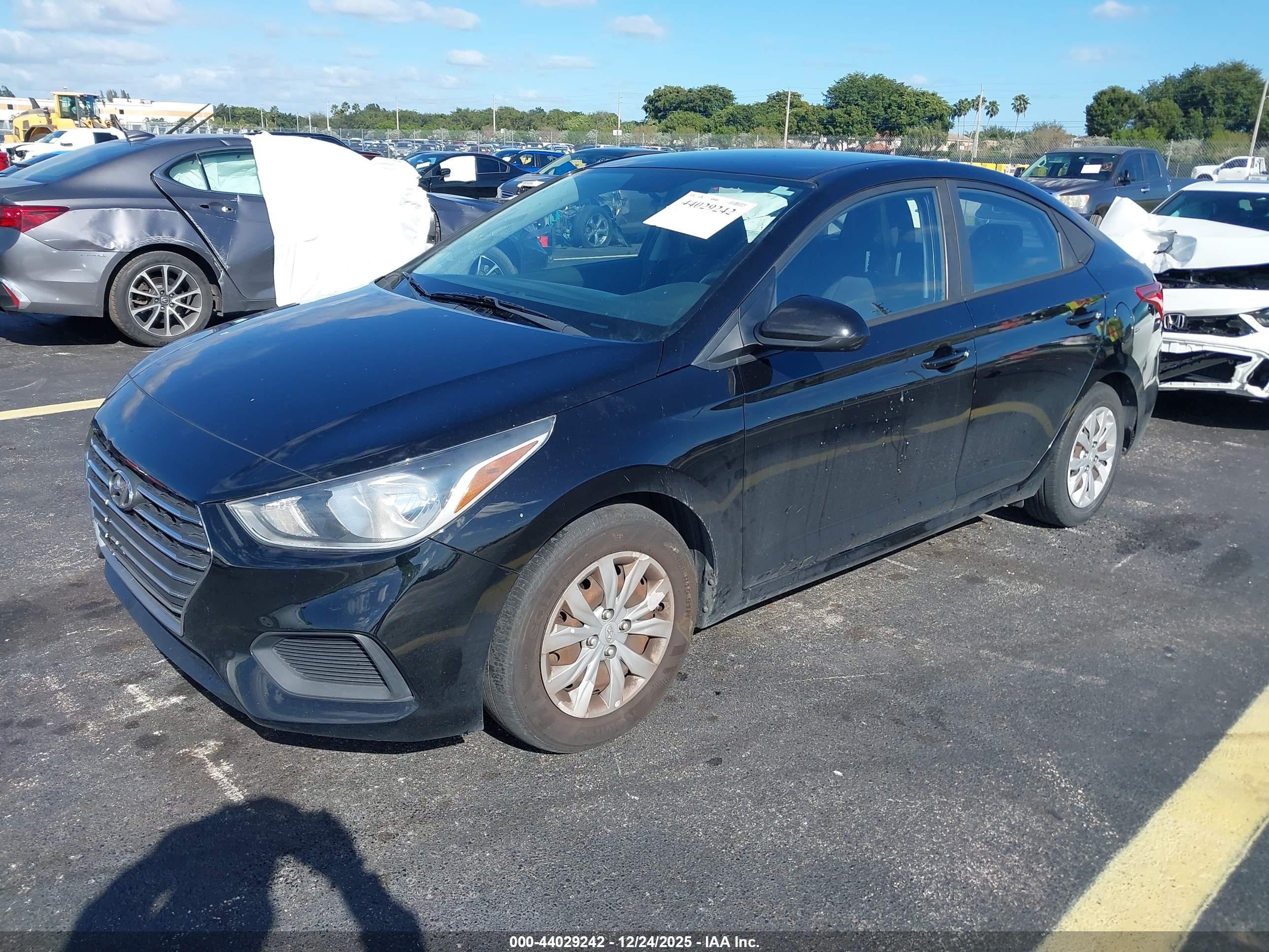 HYUNDAI ACCENT image 2