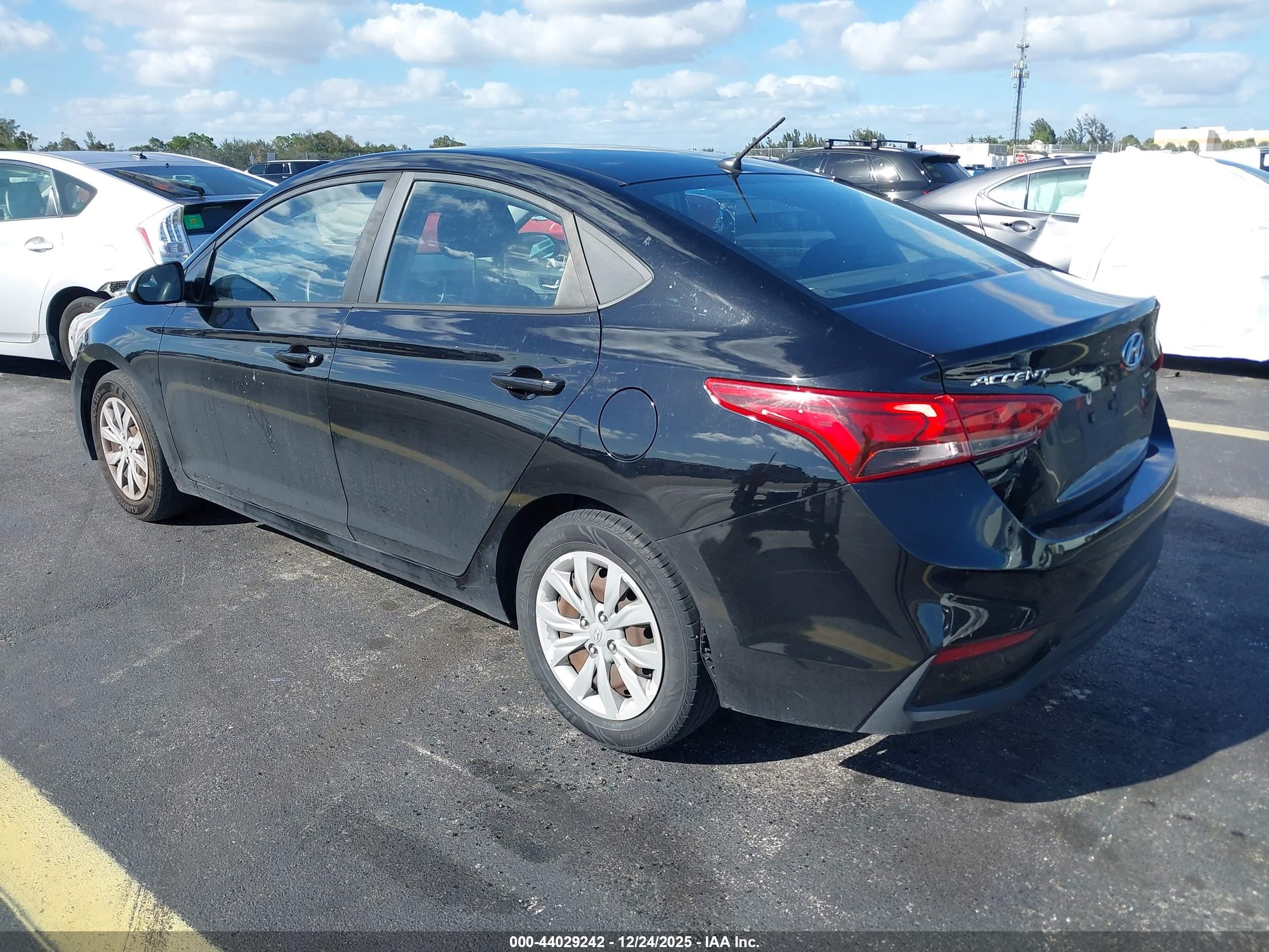 HYUNDAI ACCENT image 3