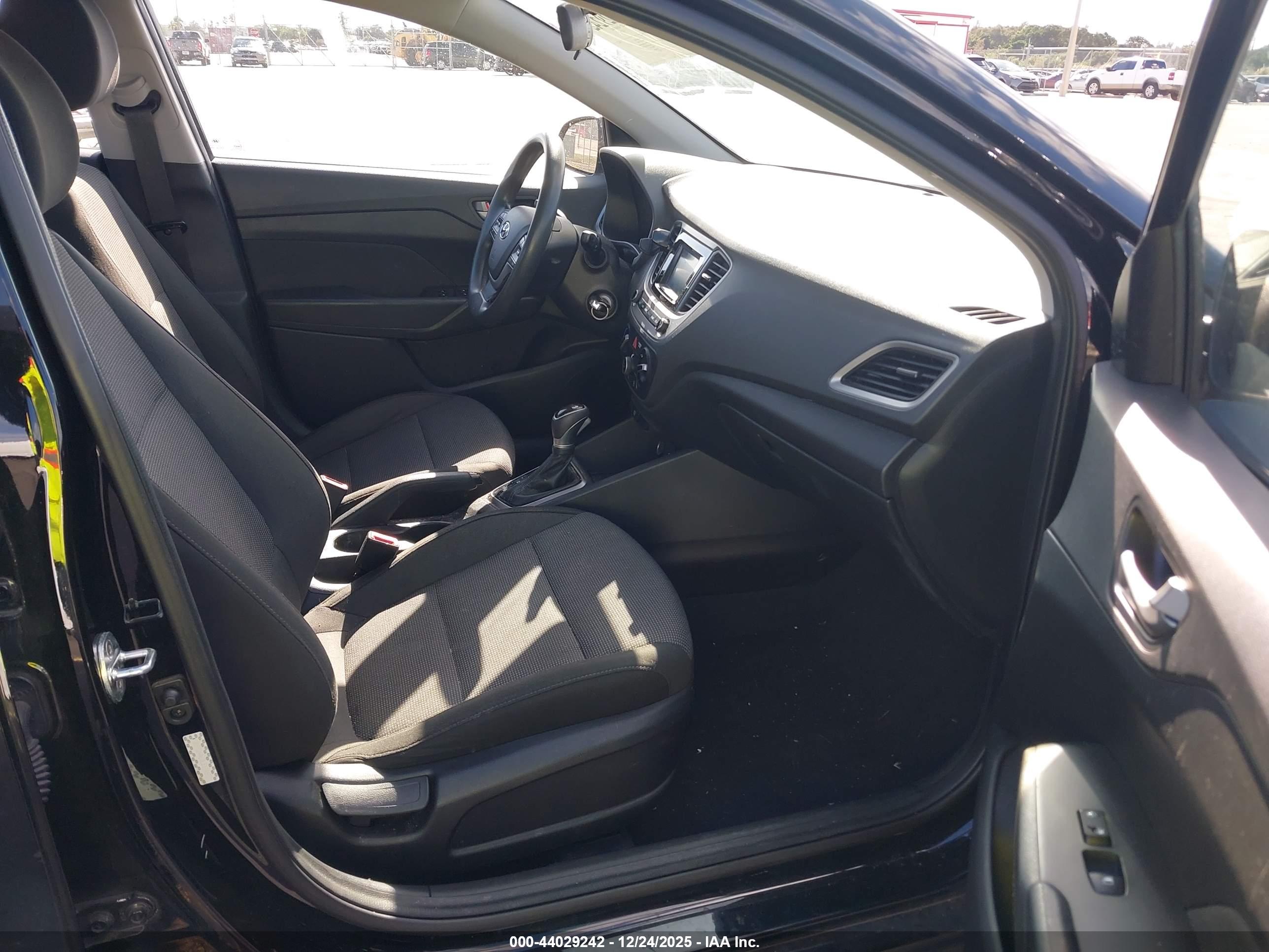 HYUNDAI ACCENT image 5