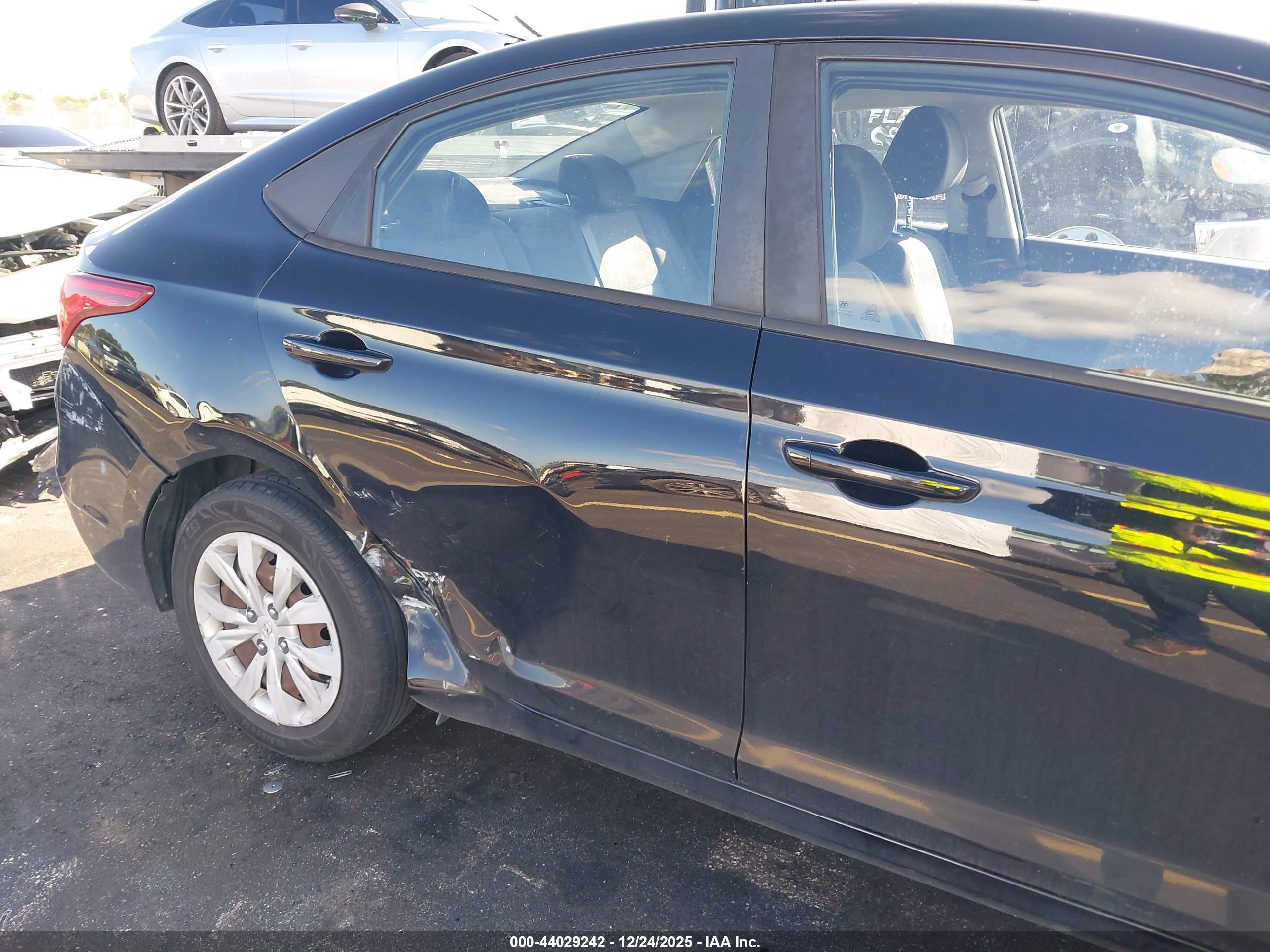 HYUNDAI ACCENT image 6
