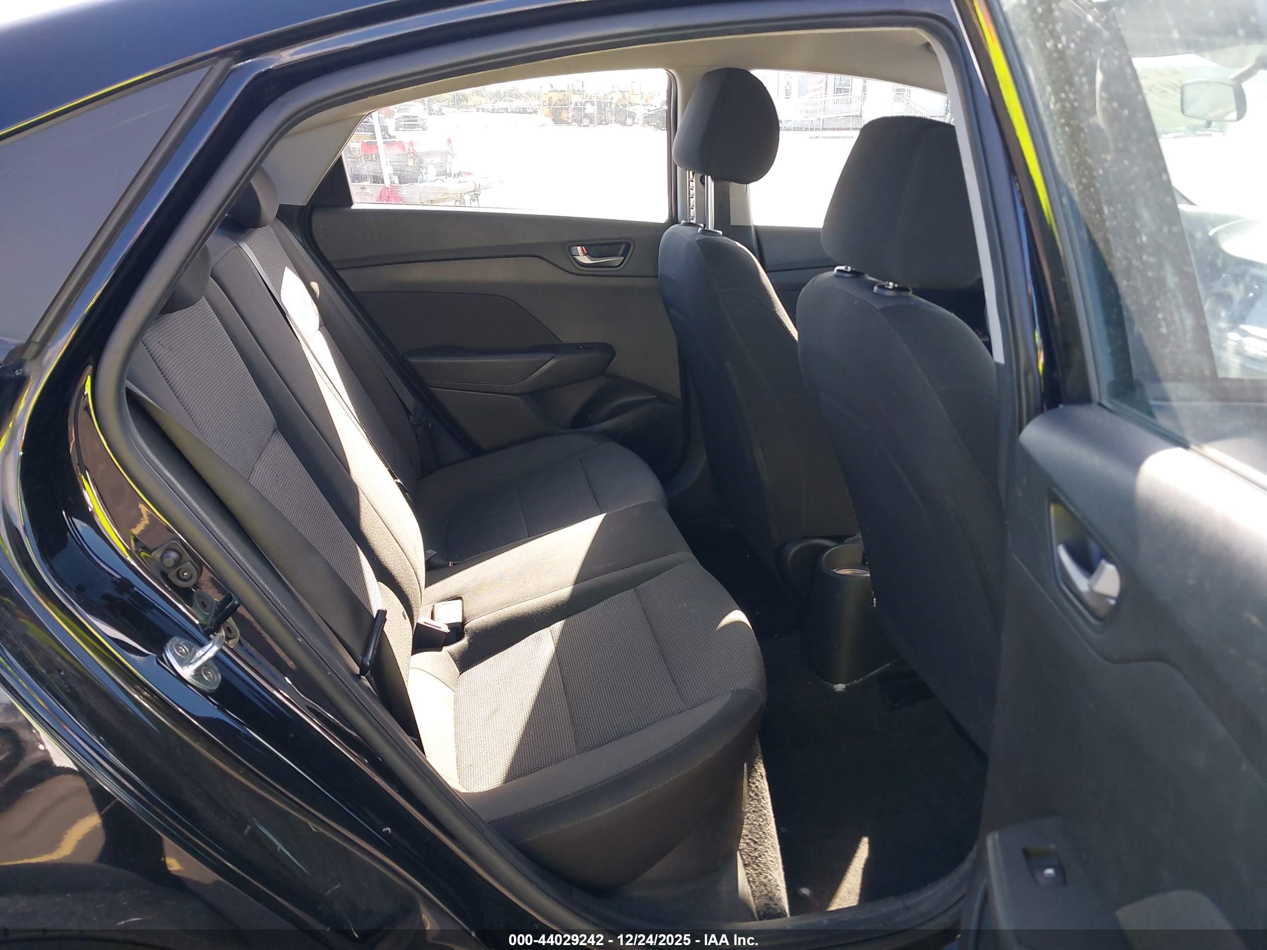 HYUNDAI ACCENT image 8