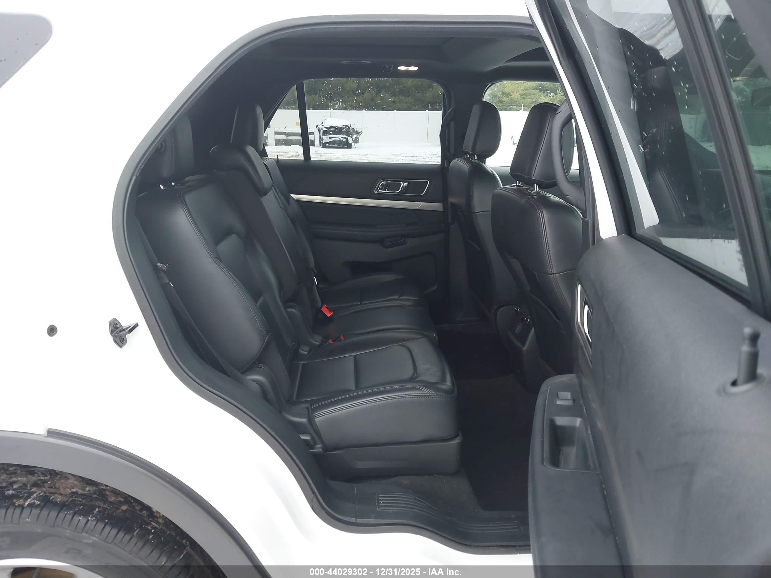 FORD EXPLORER image 8