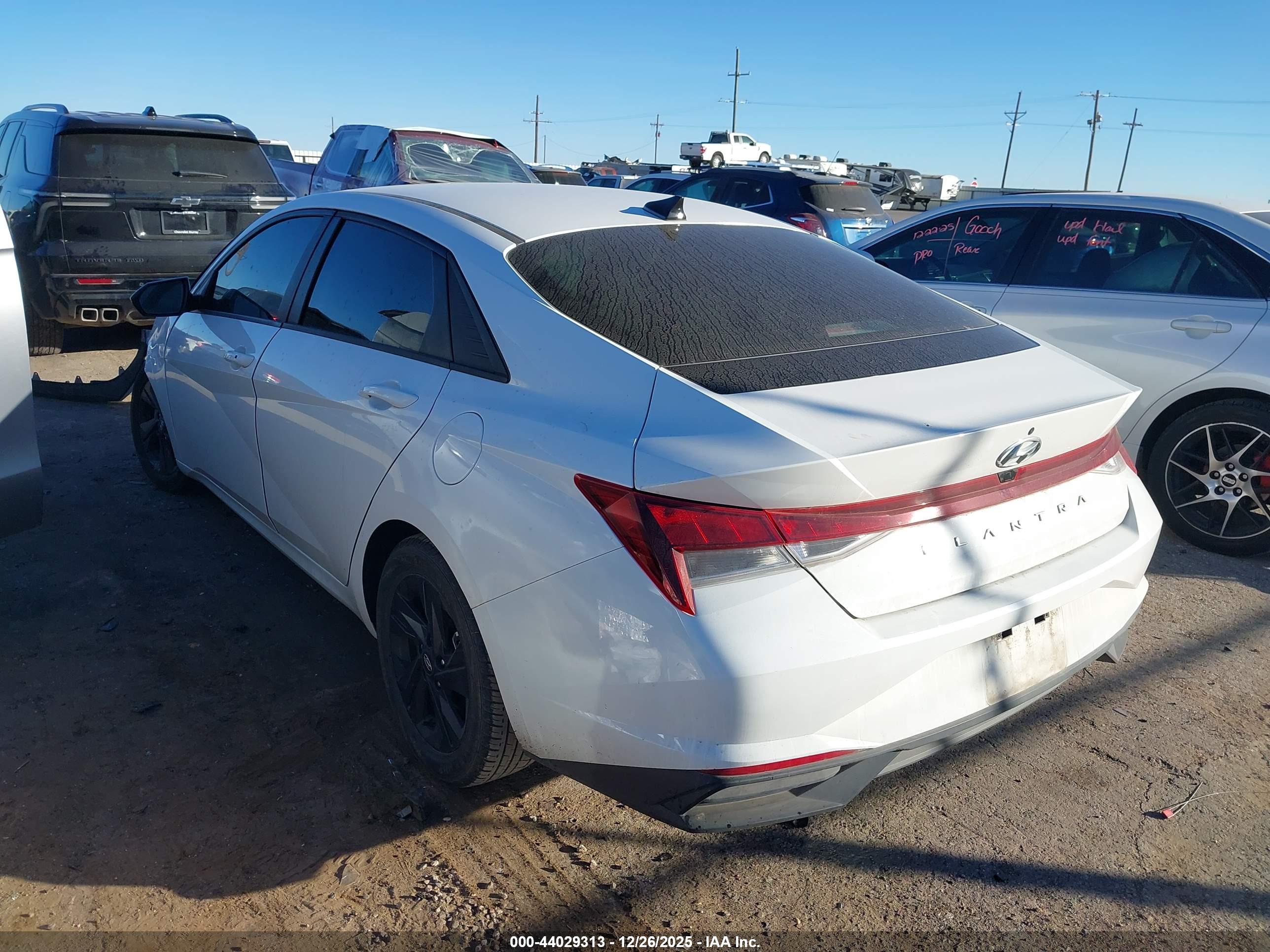 HYUNDAI ELANTRA image 3
