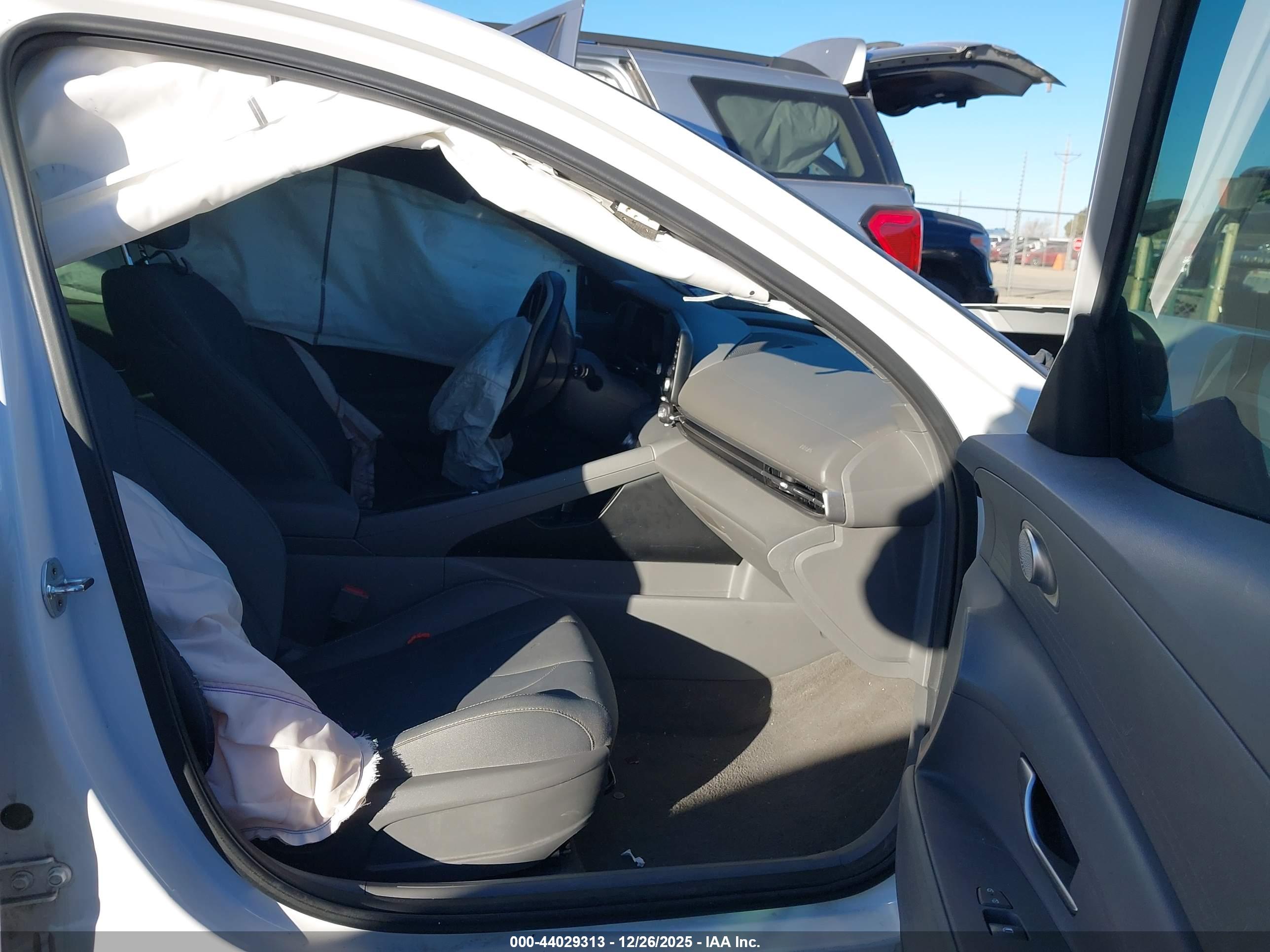 HYUNDAI ELANTRA image 5