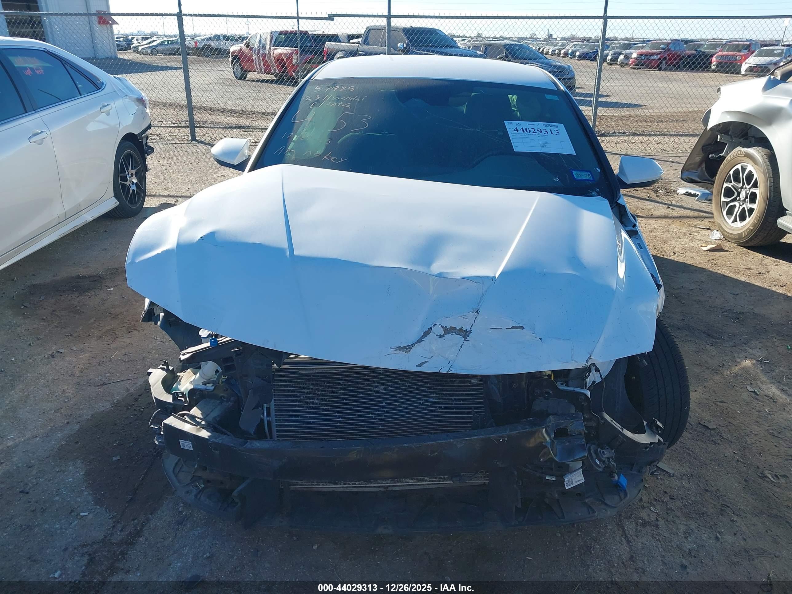 HYUNDAI ELANTRA image 6