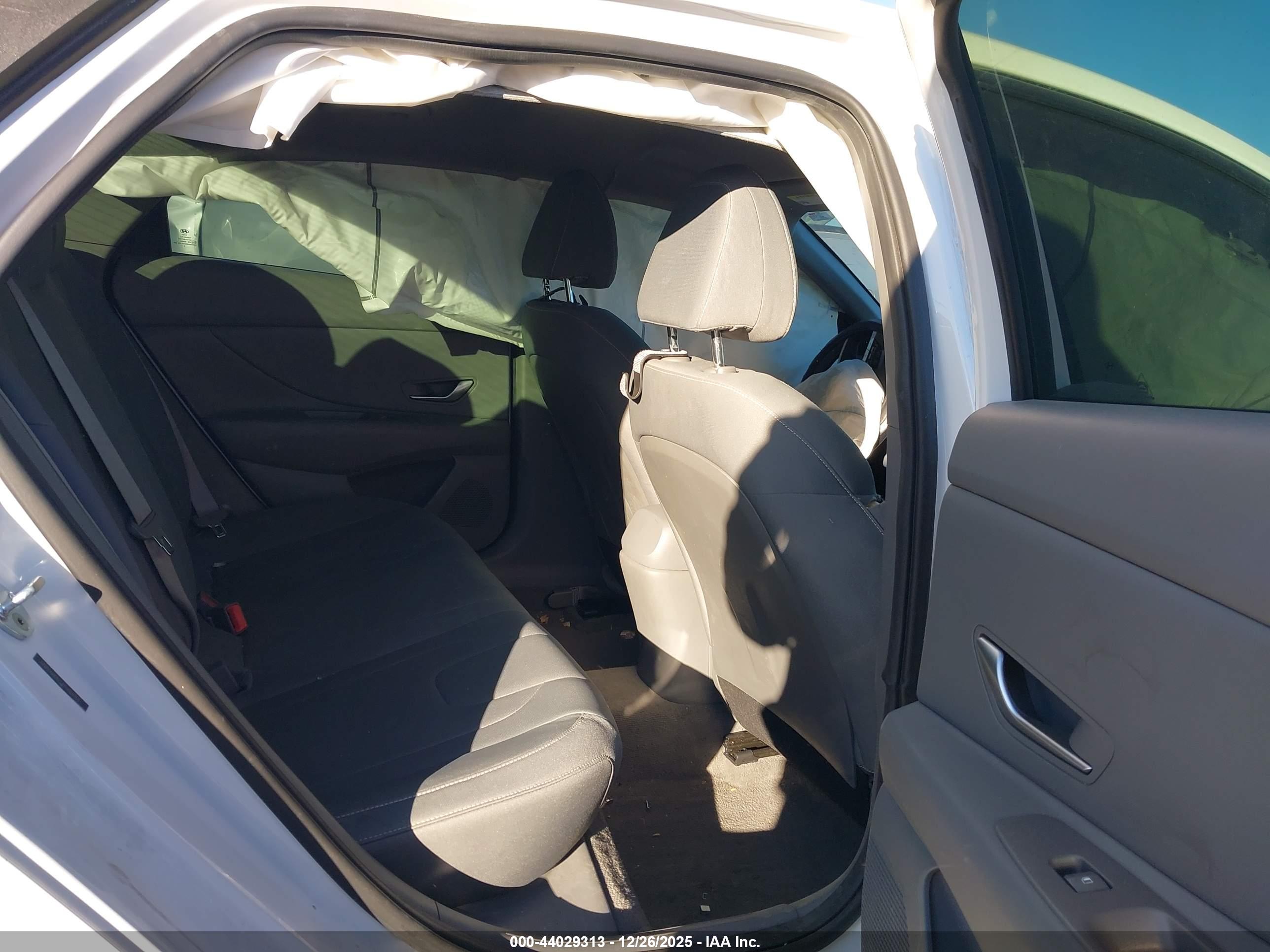 HYUNDAI ELANTRA image 8